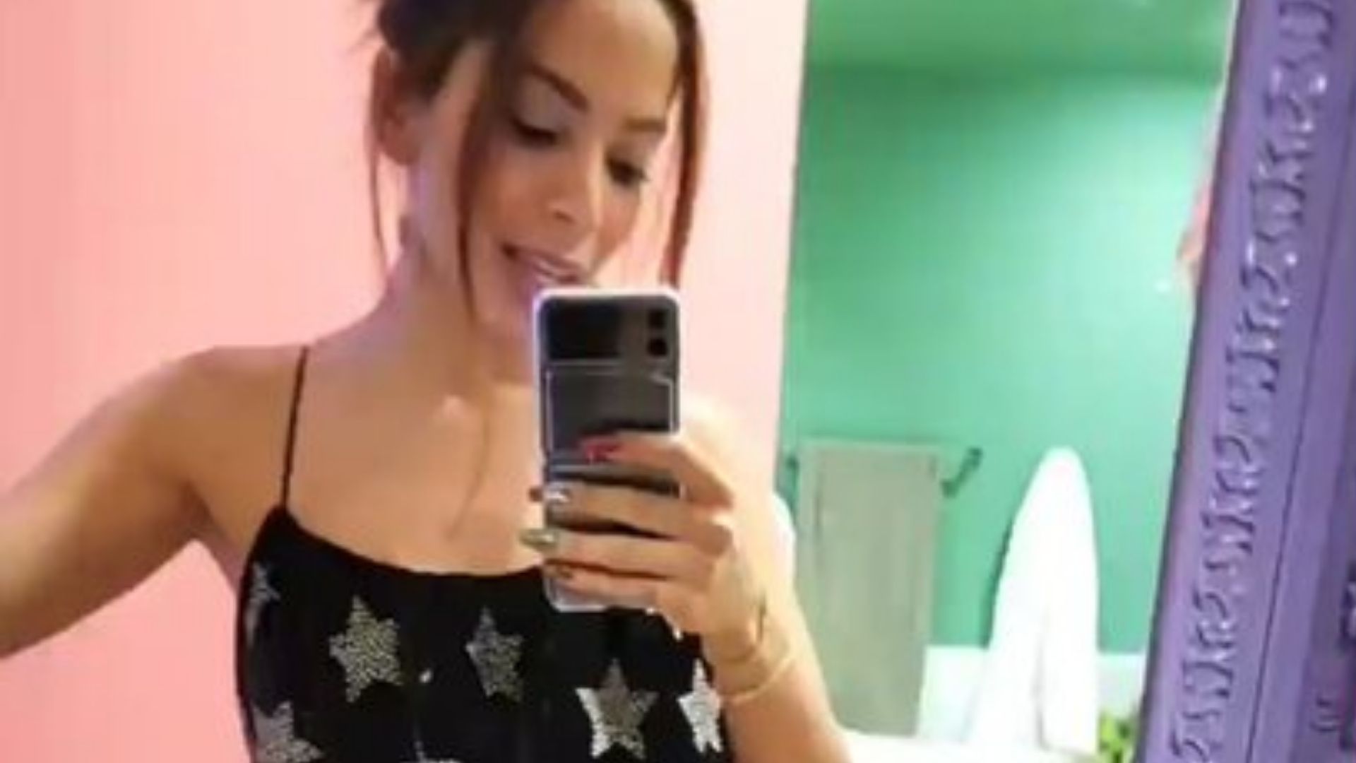 Anitta ostenta look de grife avaliado em R$ 60 mil para a noite de Natal