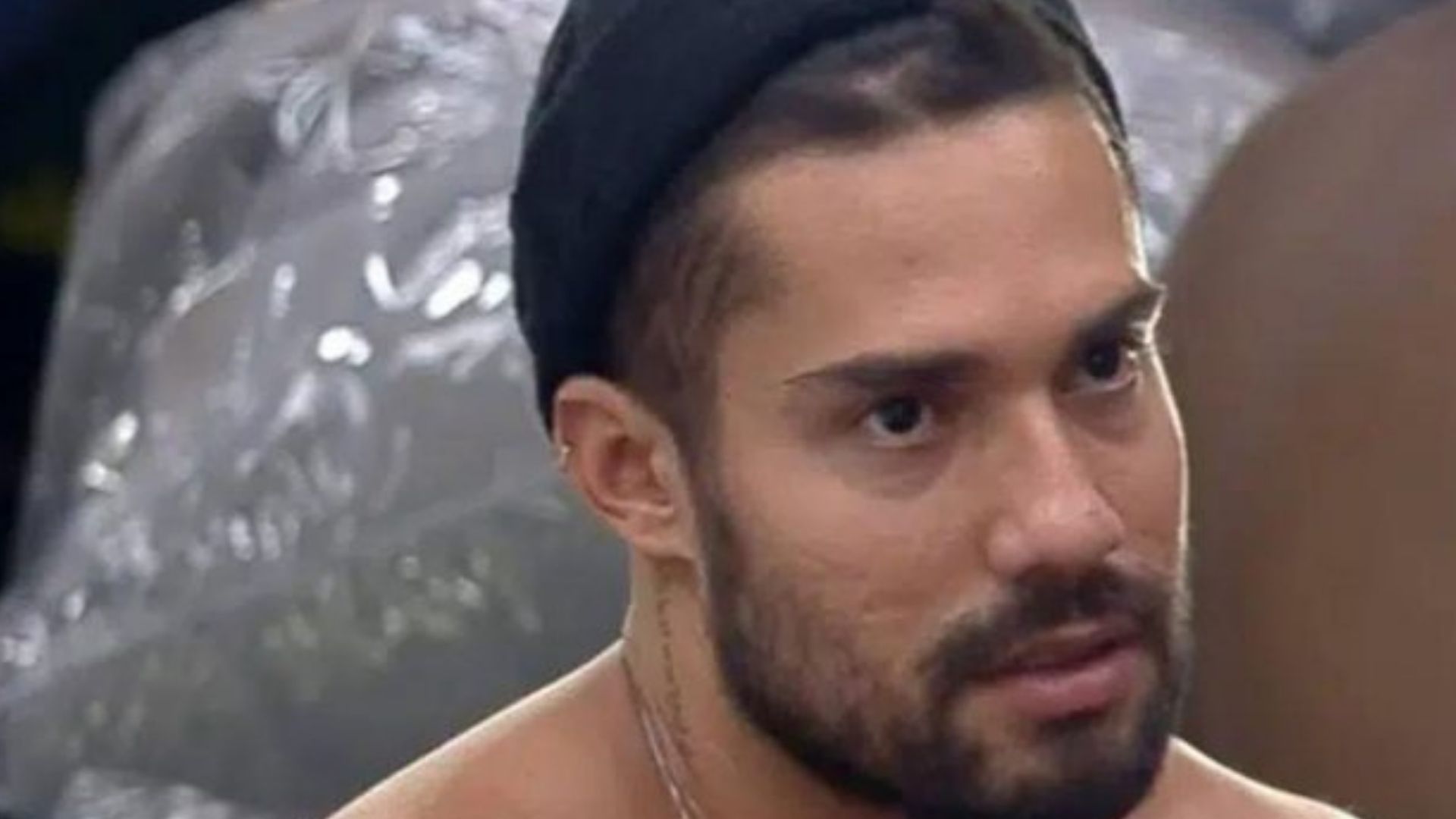 É pequeno? Bil Araújo fica envergonhado com discussão sobre o tamanho do seu pênis