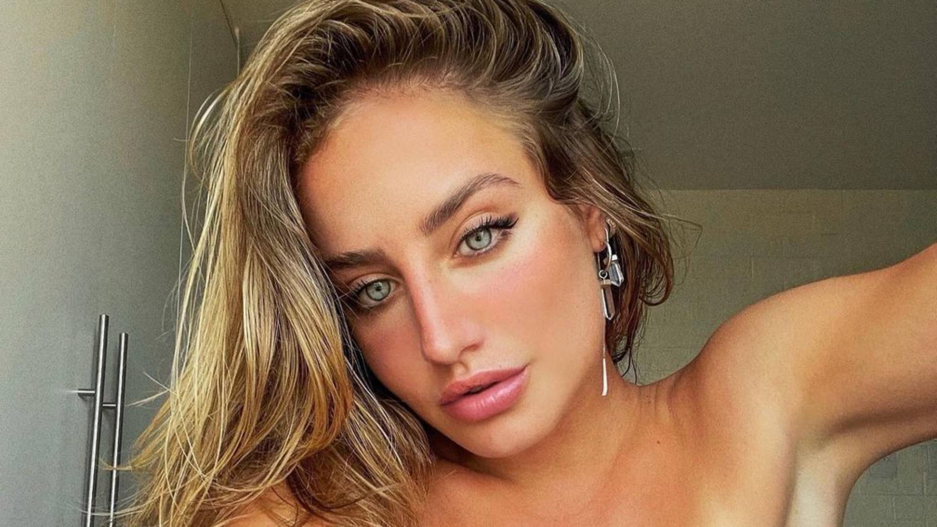 Bruna Griphao usa biquíni micro e quase mostra demais em decote ousado: “Deusa”