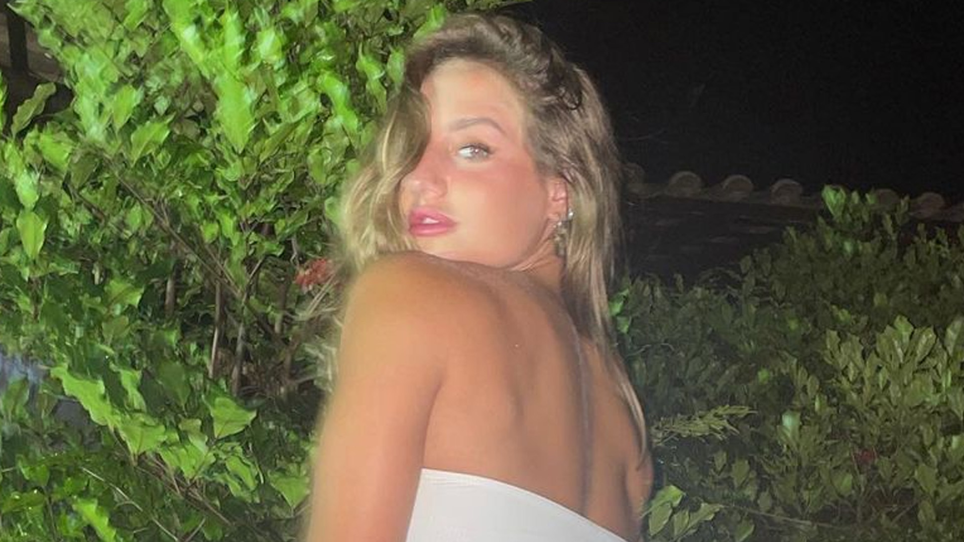 Bruna Griphao foca em bumbum com vestido minúsculo e ficante se empolga: “Gata”