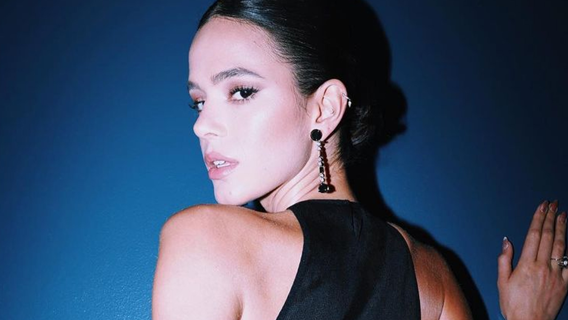 Bruna Marquezine dá close no bumbum de vestido transparente: “Surreal”