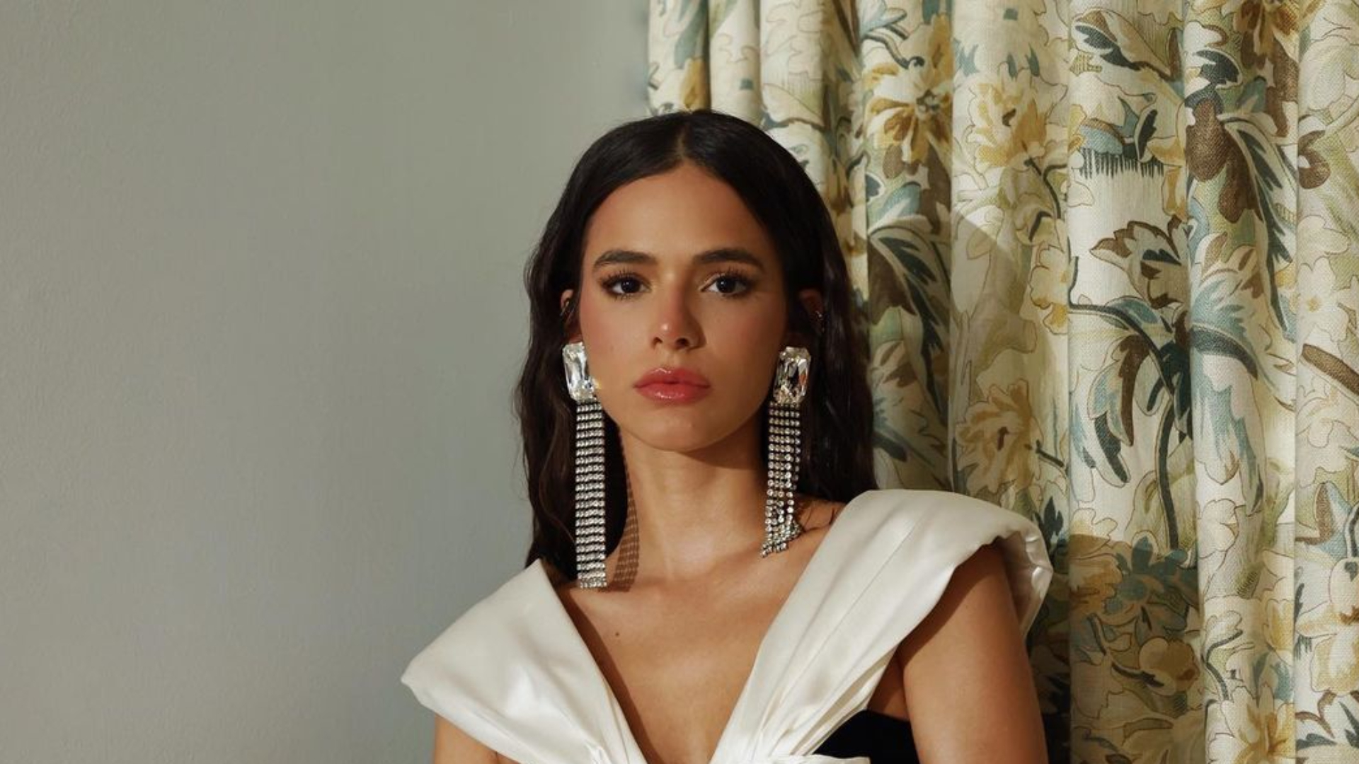 Com look luxuoso, Bruna Marquezine posa de barriga de fora e fãs piram: “Deusa”