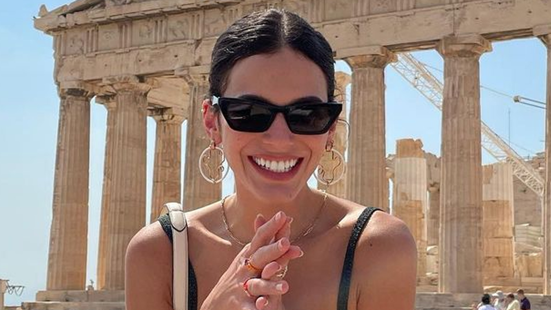 Bruna Marquezine posa com regata vazada e mostra barriga negativa: “Linda”