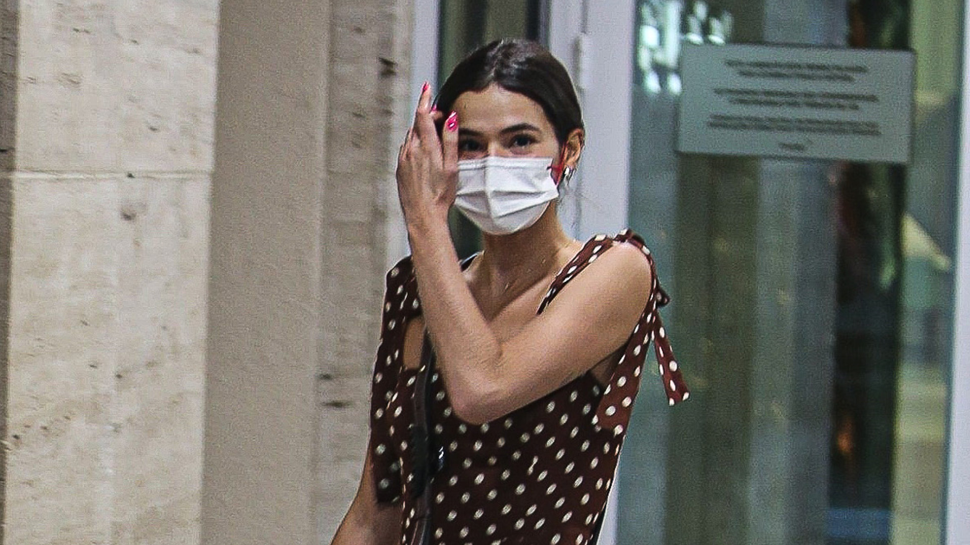 Bruna Marquezine surge sem glamour e mostra simpatia no Rio de Janeiro