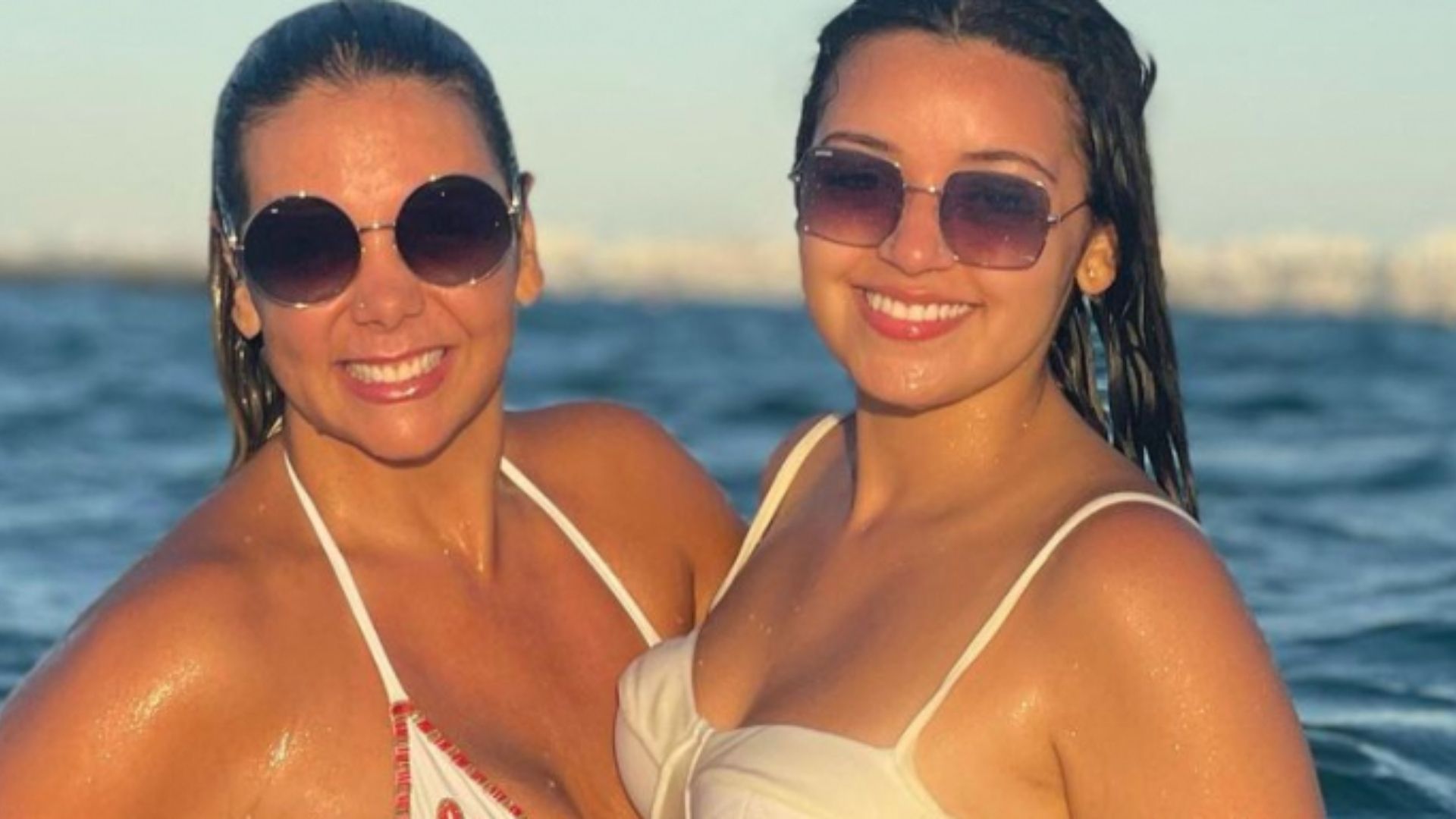 Carla Perez posa de biquíni para comemorar os 20 anos da filha: “Parecem irmãs”