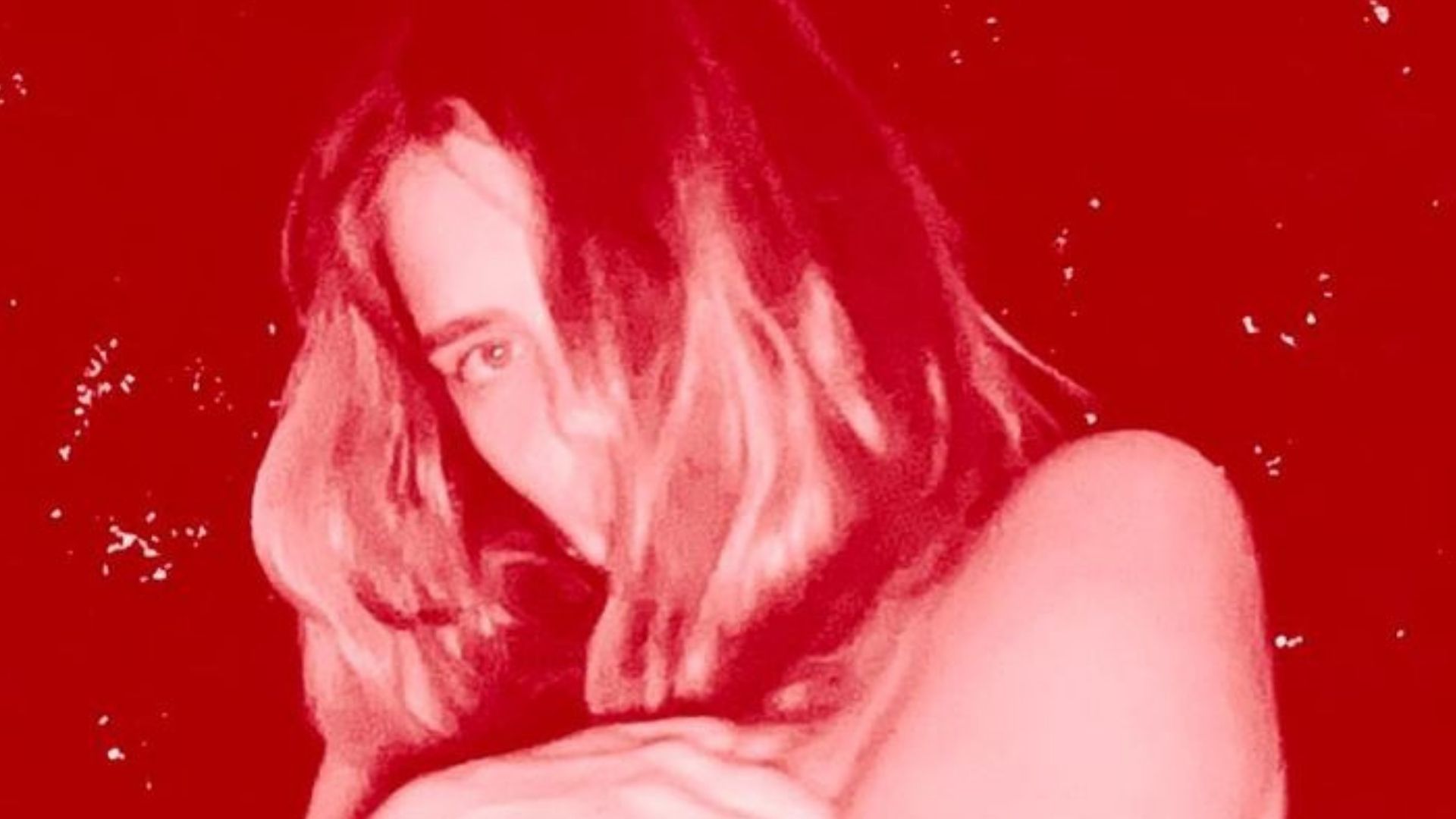 Apenas de jeans, Carolina Dieckmann faz topless em ensaio inusitado: “Gostosa”