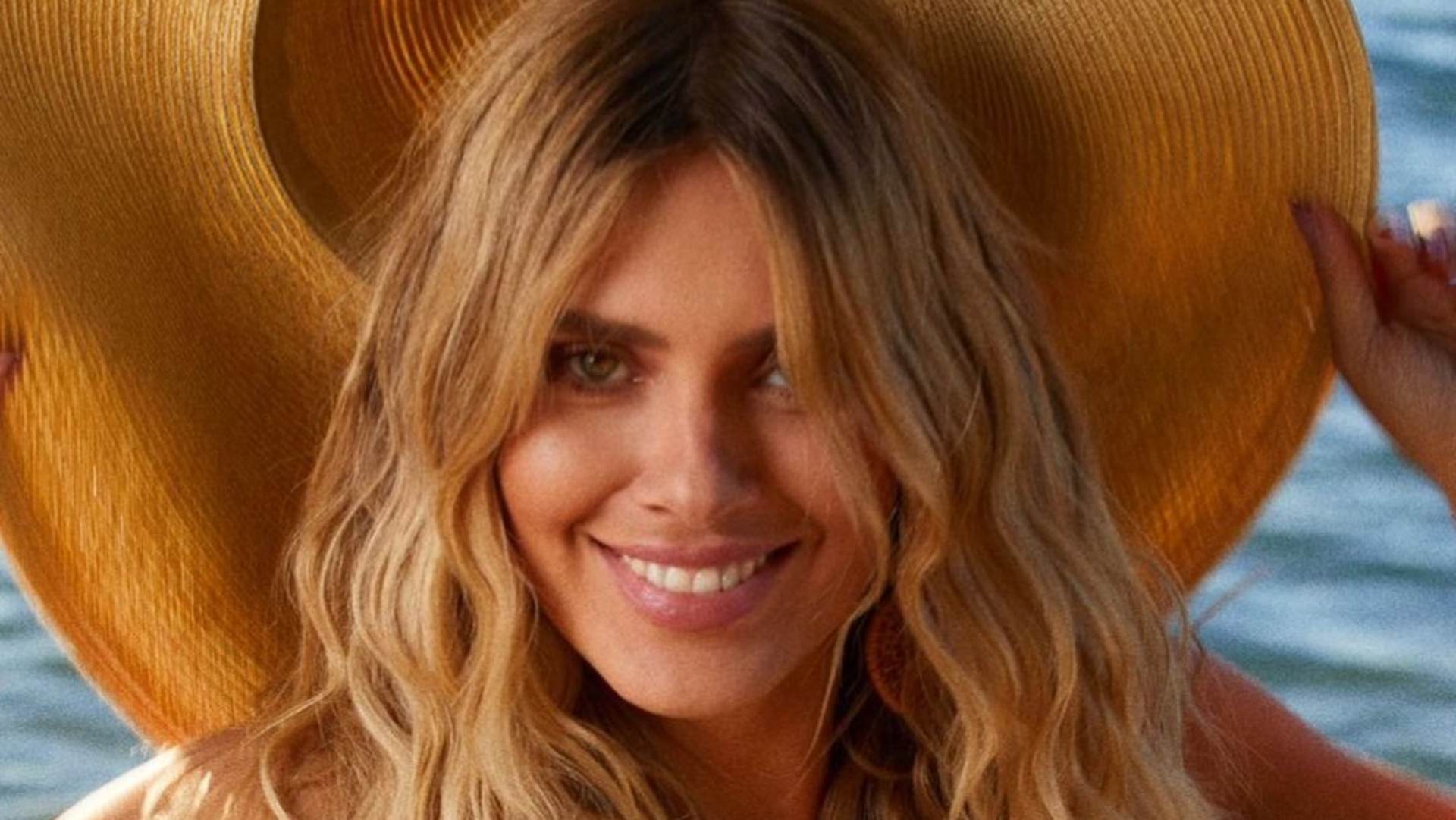 Carolina Dieckmann dispensa sutiã e causa alvoroço ao posar de topless: “Magia”
