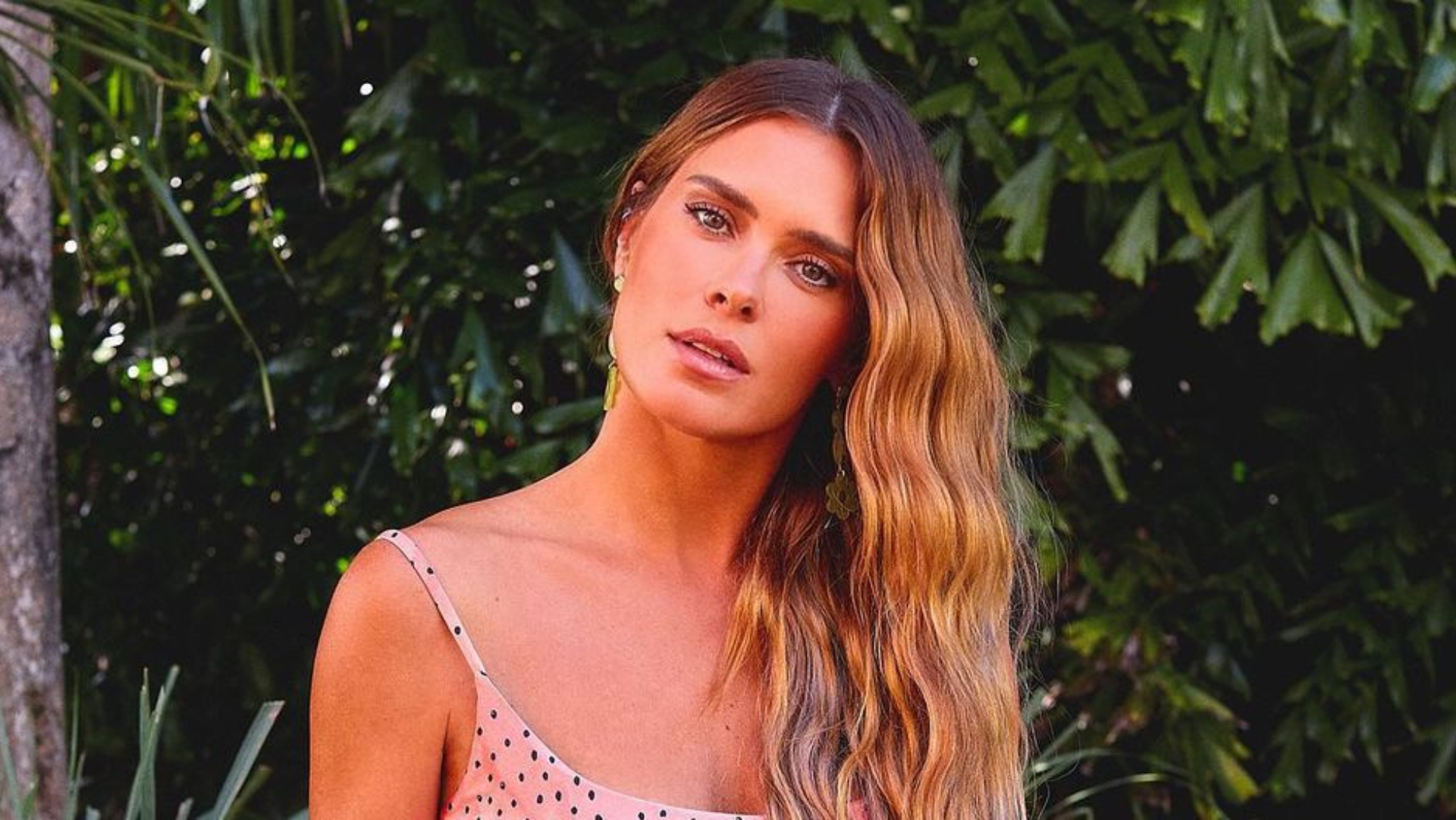 De top e sainha, Carolina Dieckmann exibe corpão definido: “Para de humilhar”