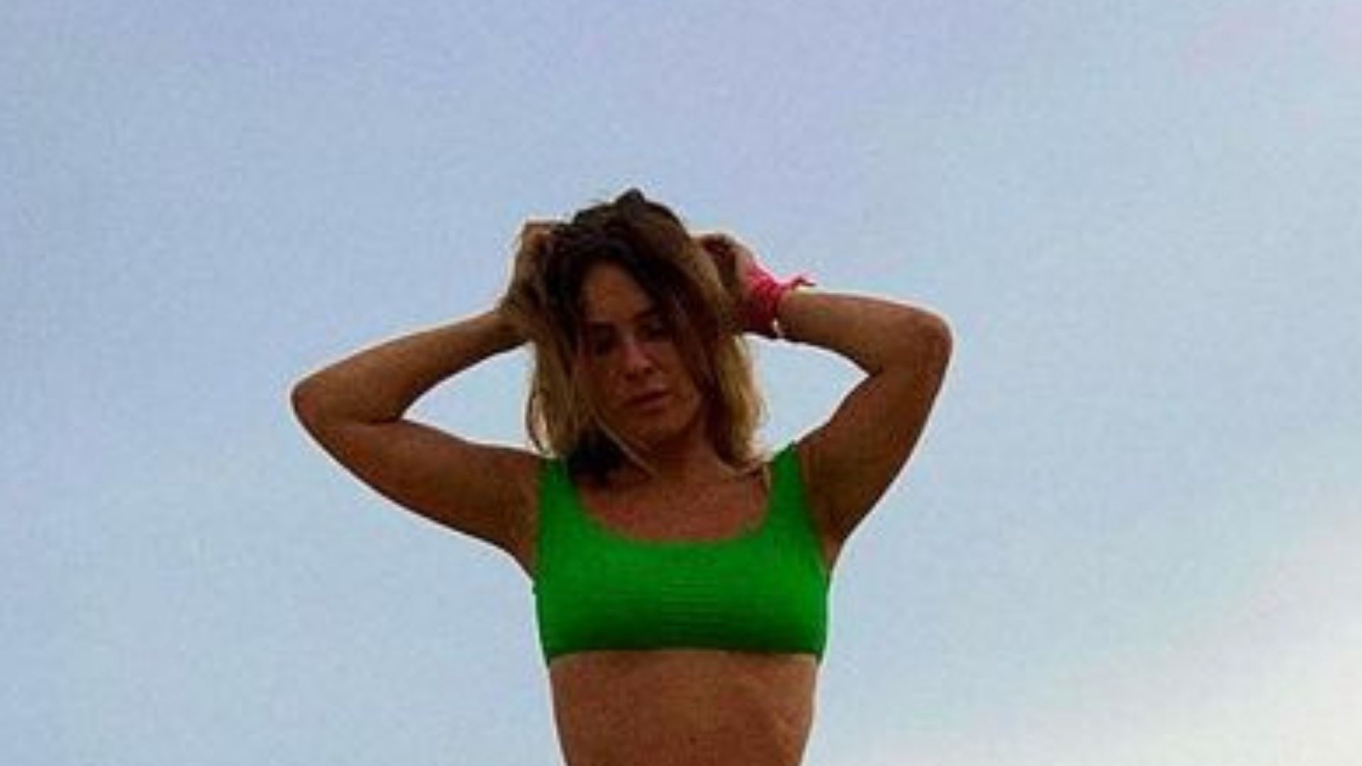 Carolina Dieckamann puxa biquíni até o limite e exibe corpão escultural: “Gata”