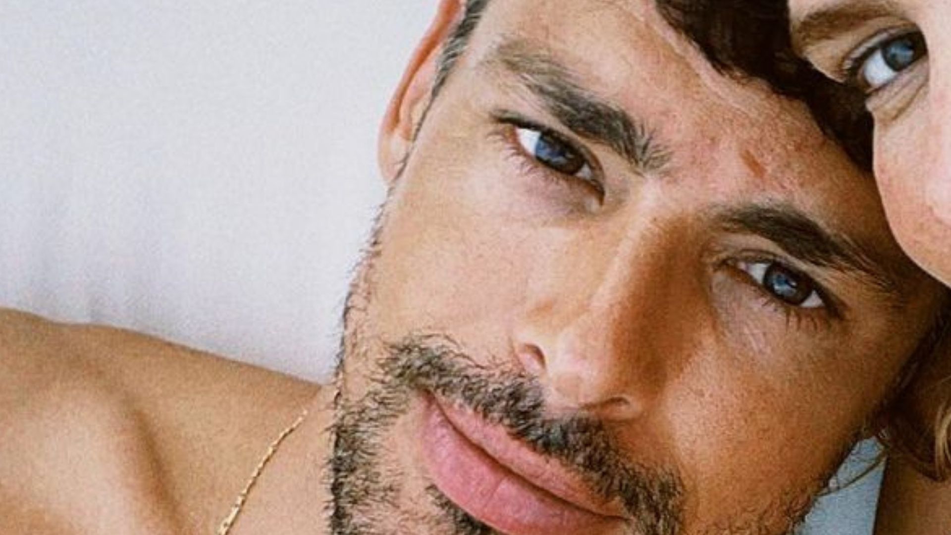 Cauã Reymond mostra clique inédito com a esposa e declara saudade: “Te esperando”