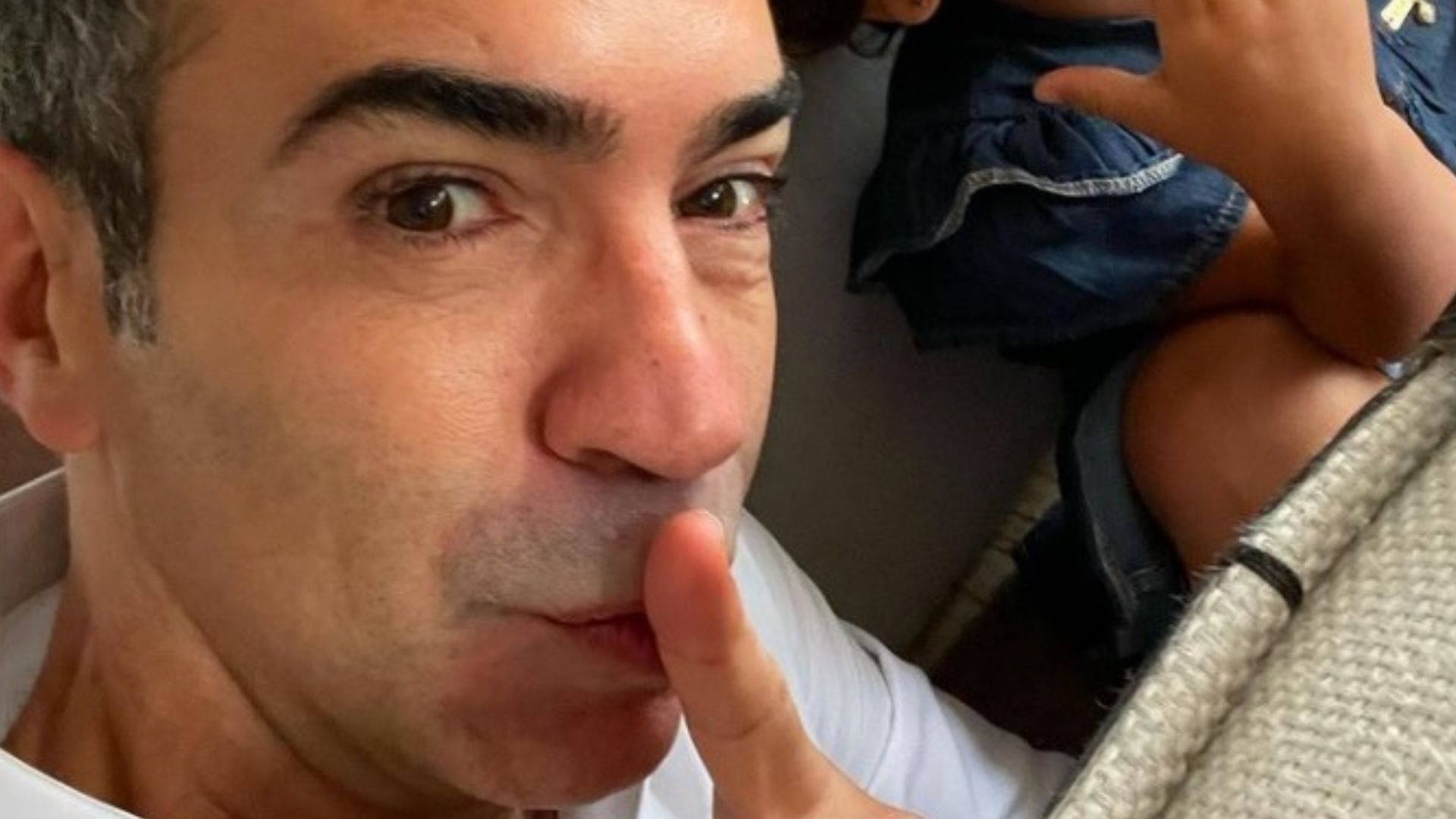 César Tralli publica clique raríssimo com a filha em momento inusitado: “Quem nunca?”