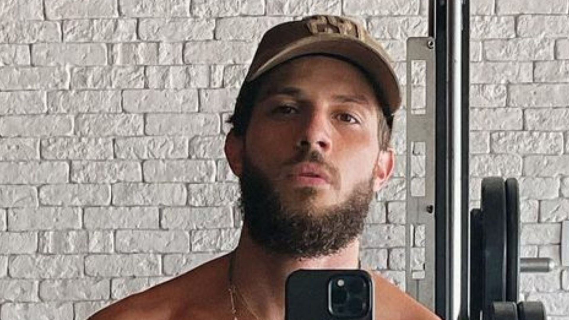 Chay Suede exibe tanquinho suado de galã e deixa cueca escapar: “Abençoada visão”