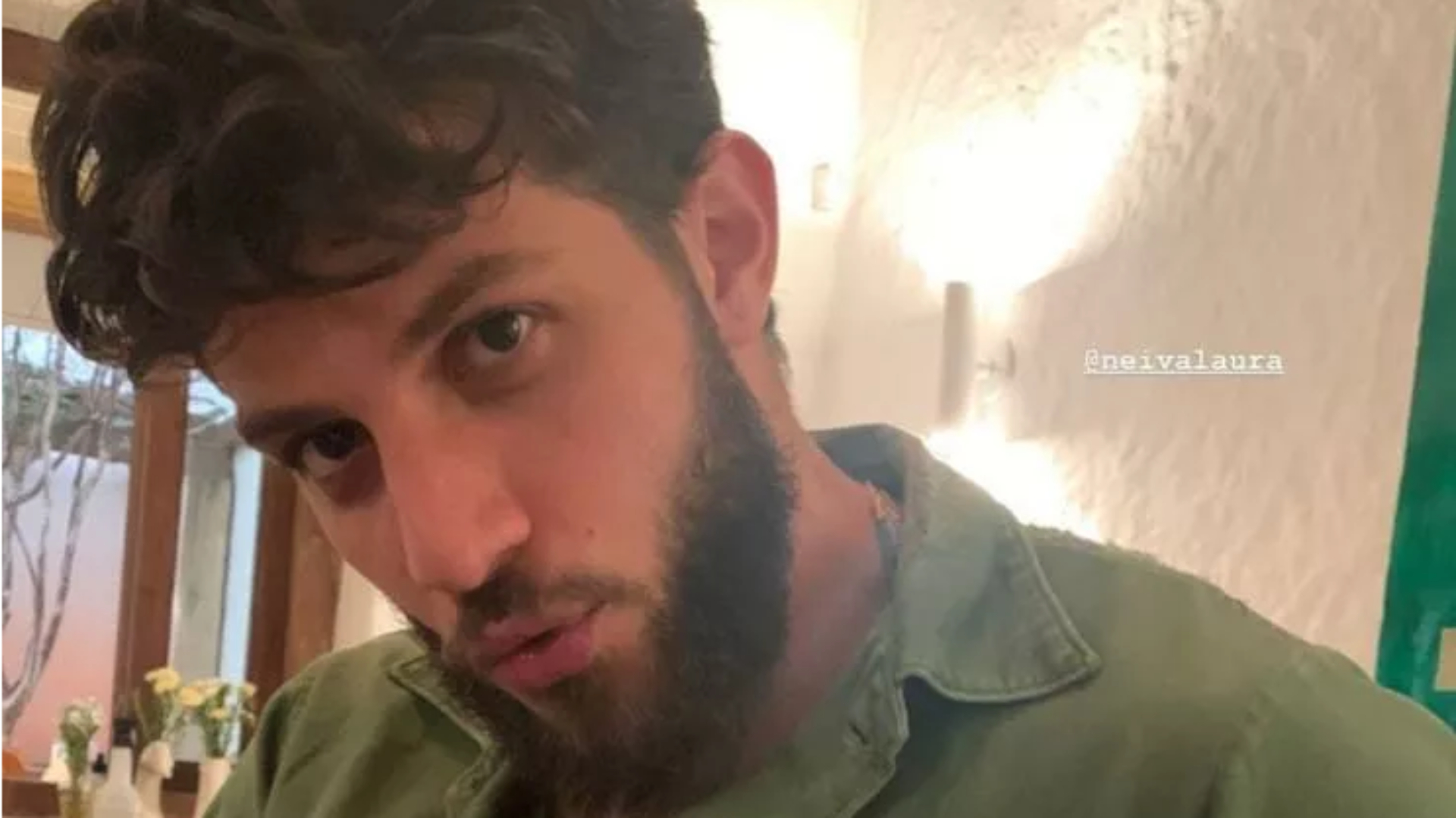 Com 15 dias de vida, herdeiro de Chay Suede encanta ao surgir ‘dando tchauzinho’