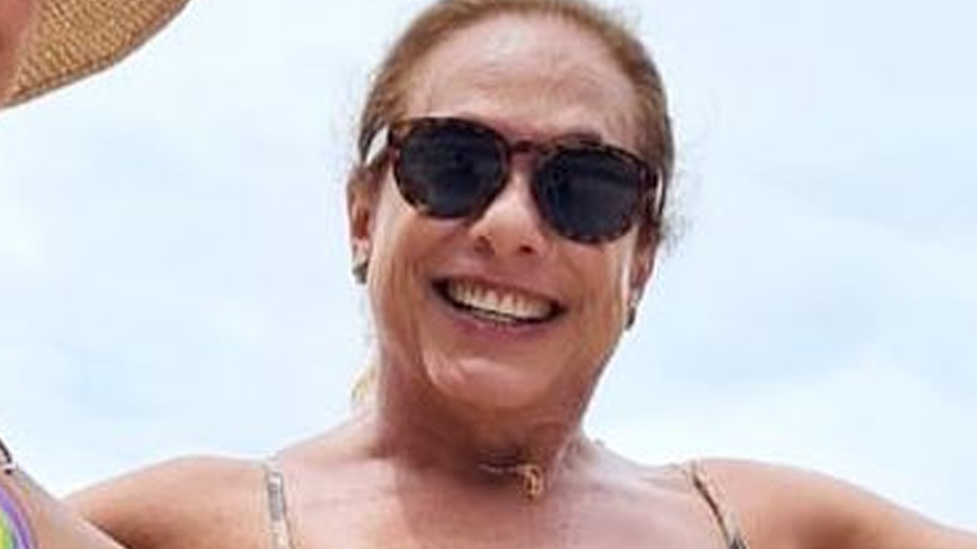 Cissa Guimarães faz graça de biquíni ao lado da nora grávida: “Barriga negativa”