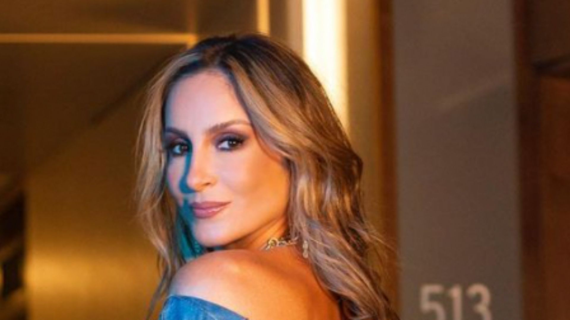 Aos 41 anos, Claudia Leitte dispensa sutiã com look todo jeans: “Gostosa”