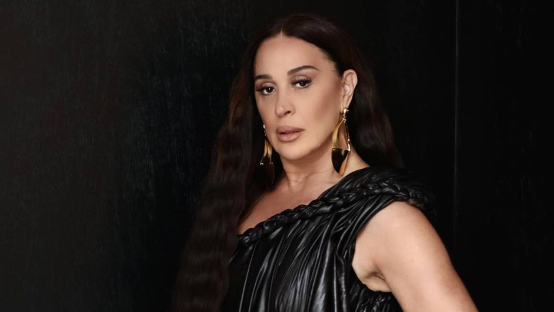 Aos 54 anos, Claudia Raia ostenta coxas torneadas em vestido com fenda profunda