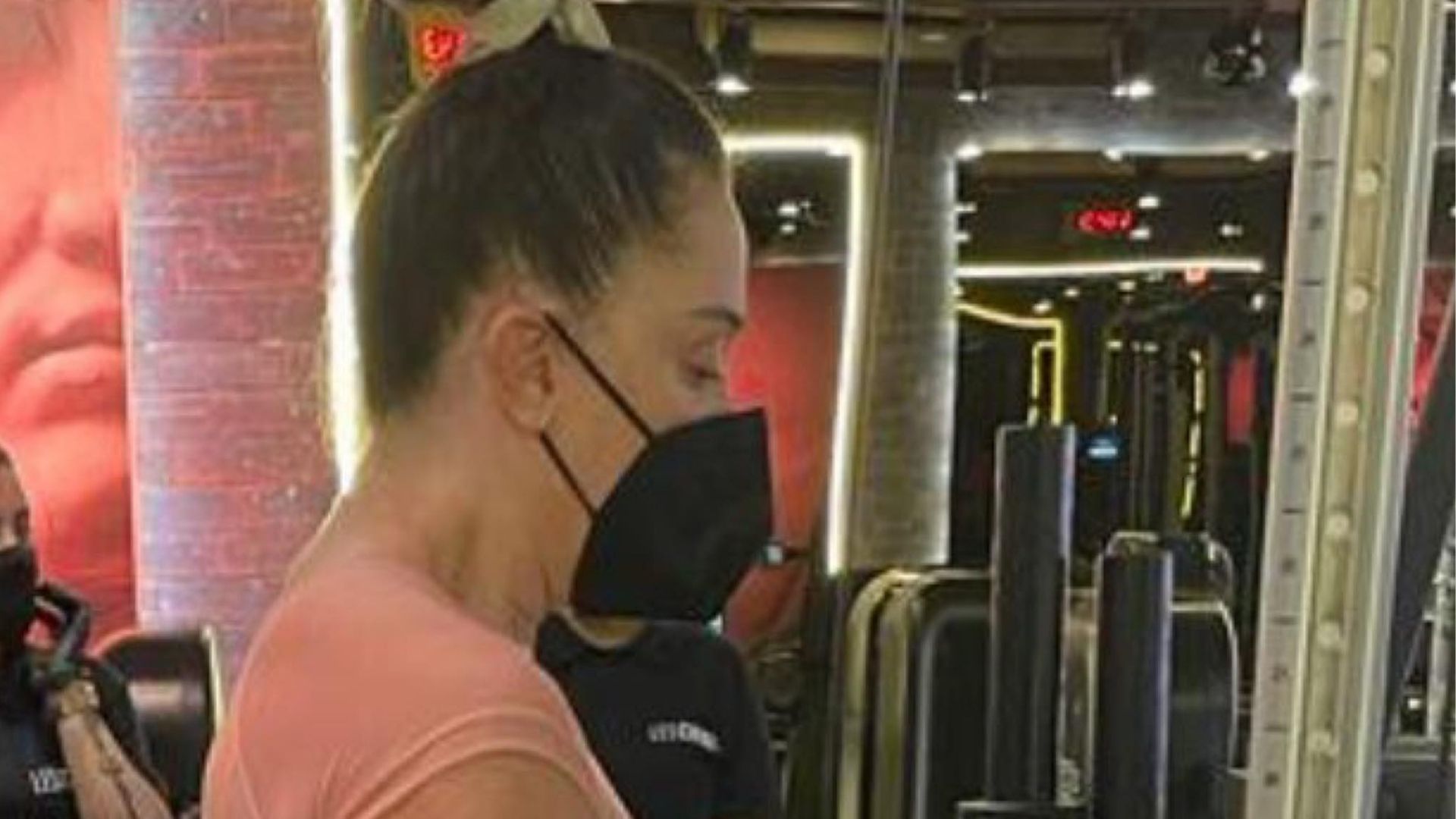 Aos 54 anos, Claudia Raia usa macacão justa e ostenta corpão exuberante na academia