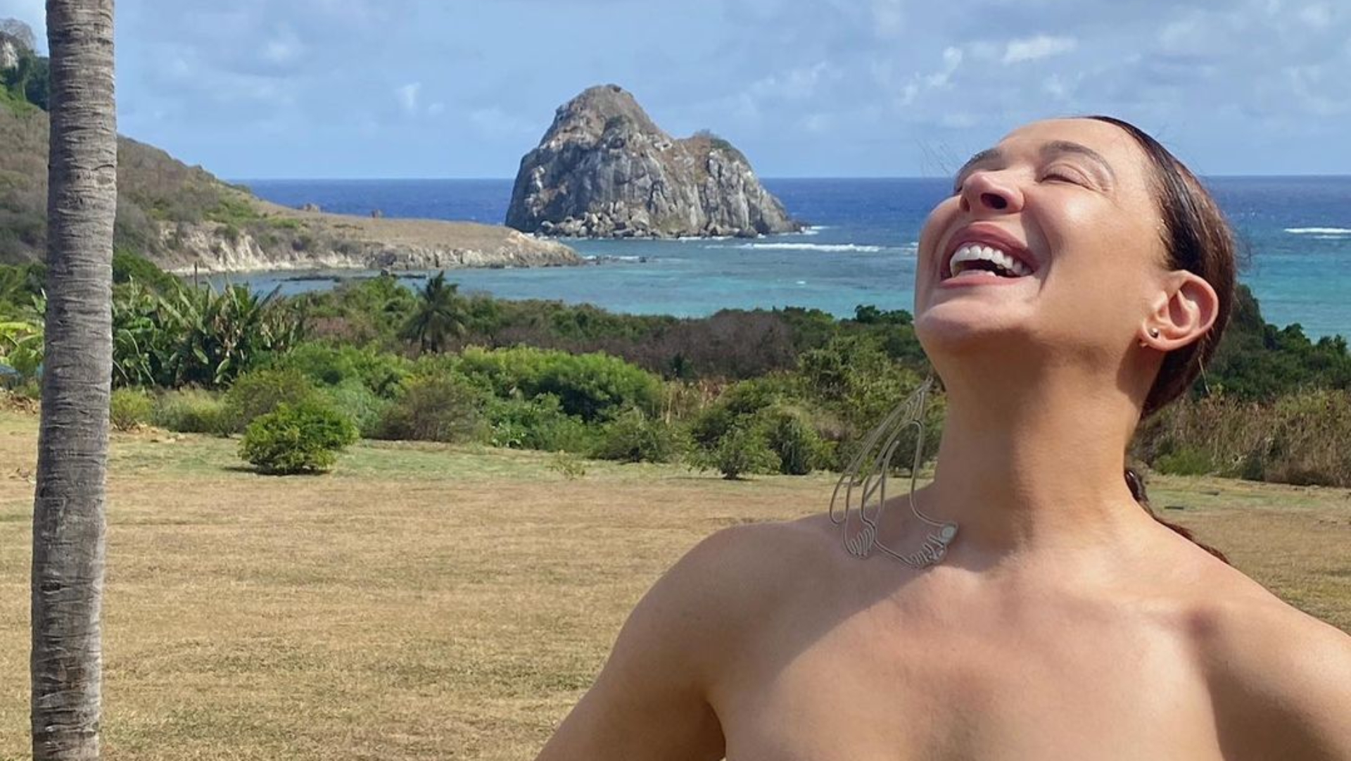 Aos 55 anos, Claudia Raia ostenta corpão com biquíni sem alça: “Que perfeição”