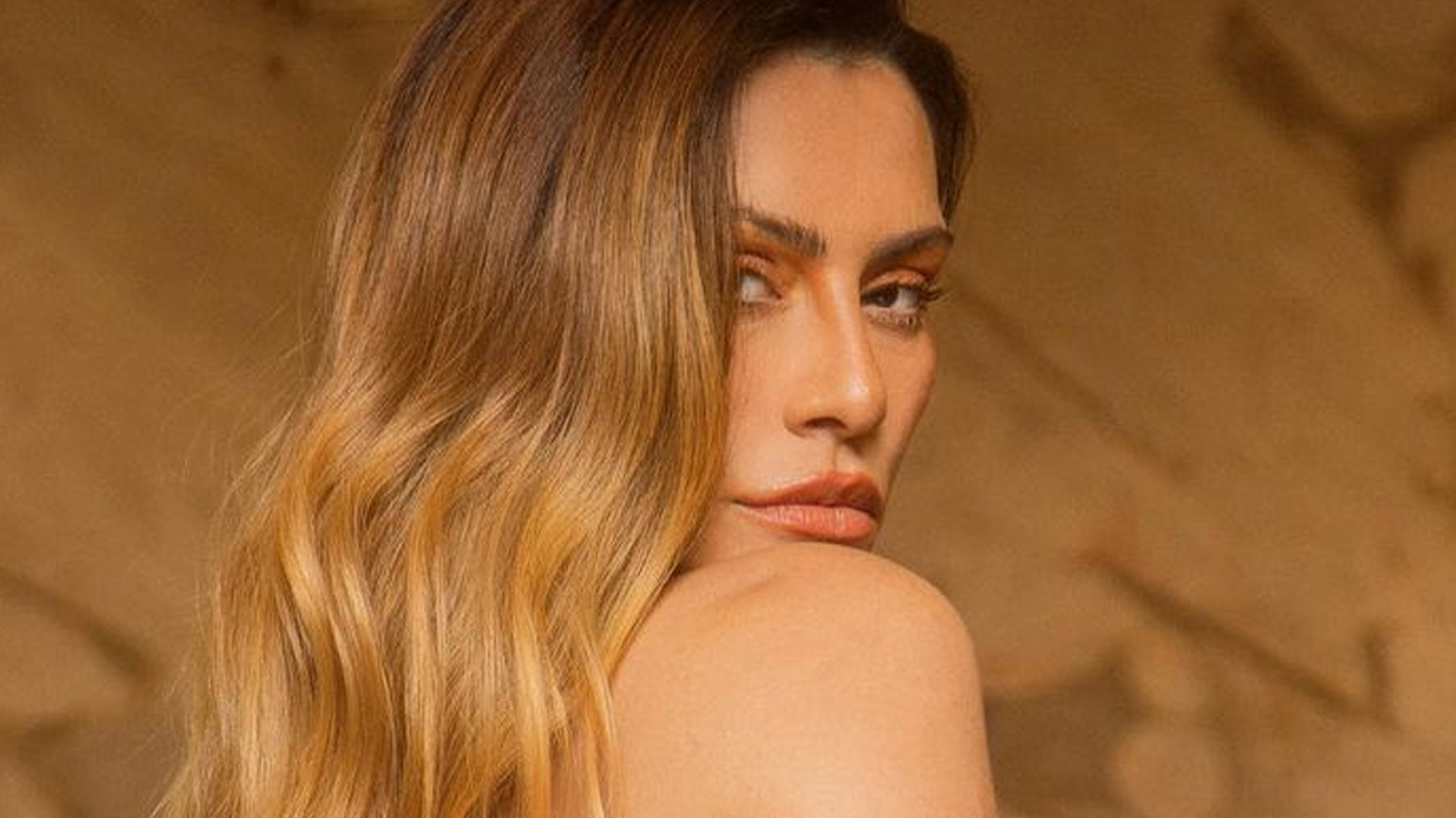 Cleo agacha com vestido curtíssimo e mostra curva do bumbum: “Linda”