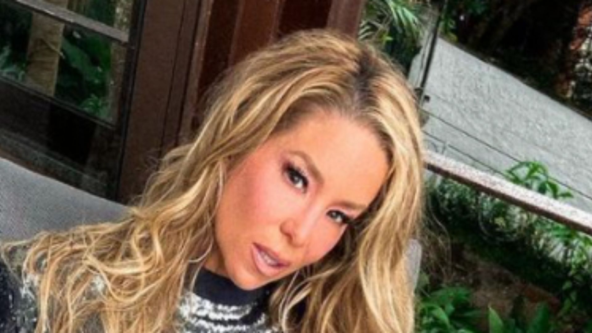 Danielle Winits surge de vestido curtíssimo e saltão para comemorar seus 48 anos
