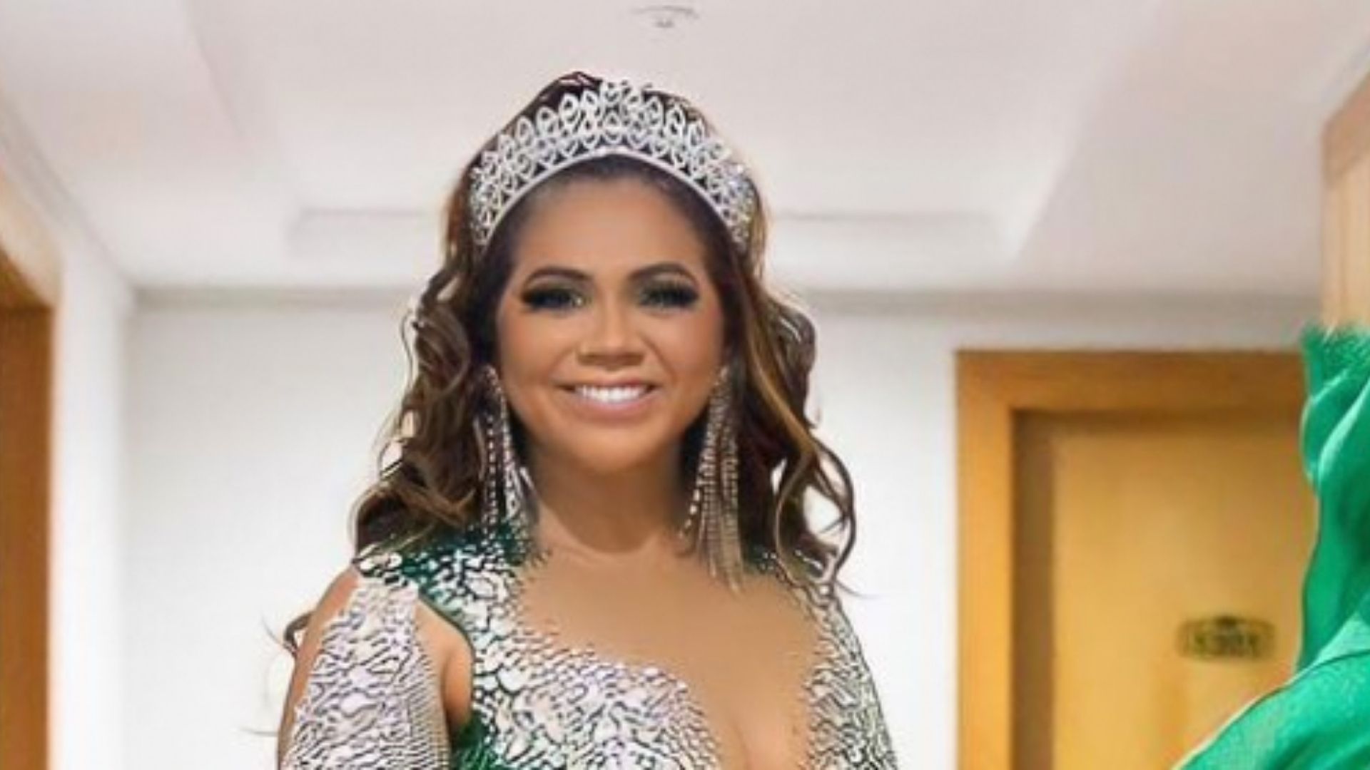 Ostentação! Mãe de Lexa usa look com 9500 pedras de cristal em evento pré-Carnaval
