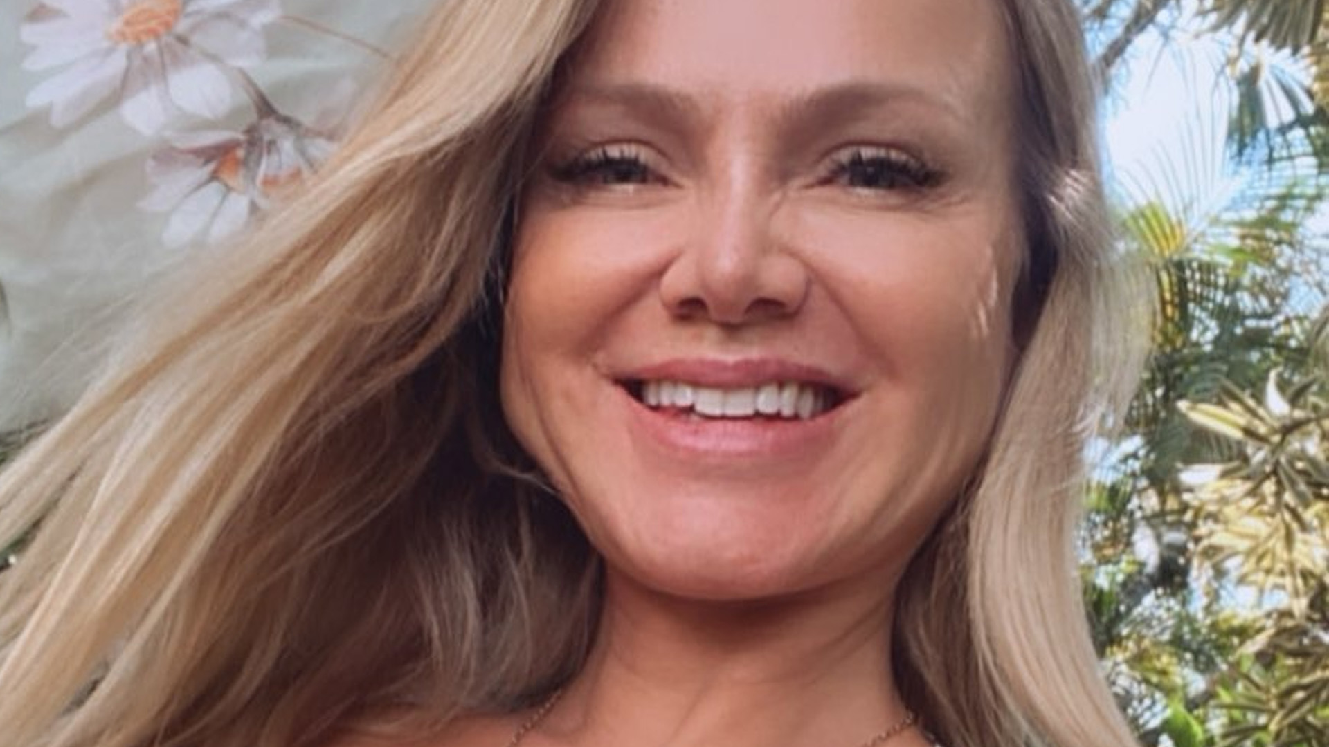 Eliana mostra corpão aos 48 anos com biquíni sem alça: “Lindona”