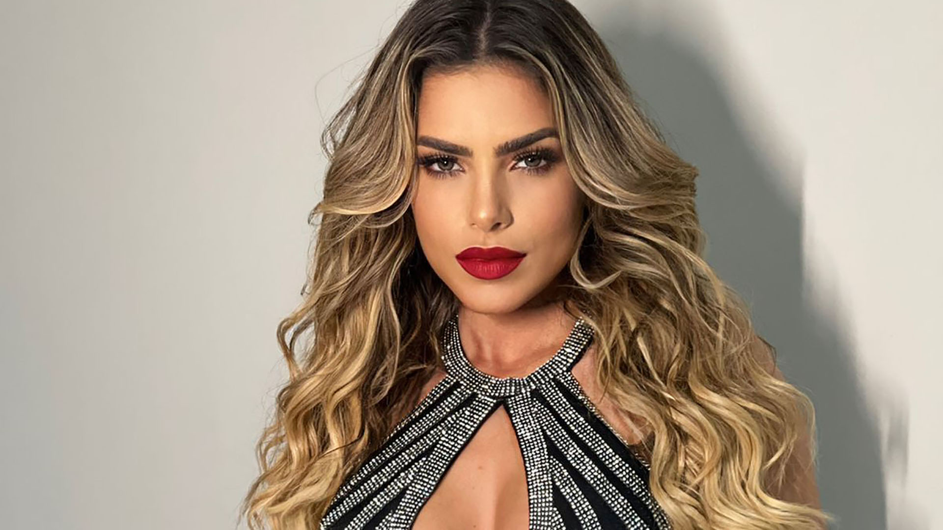 Erika Schneider elege decote profundo e ostenta pernão na final de ‘A Fazenda 13’