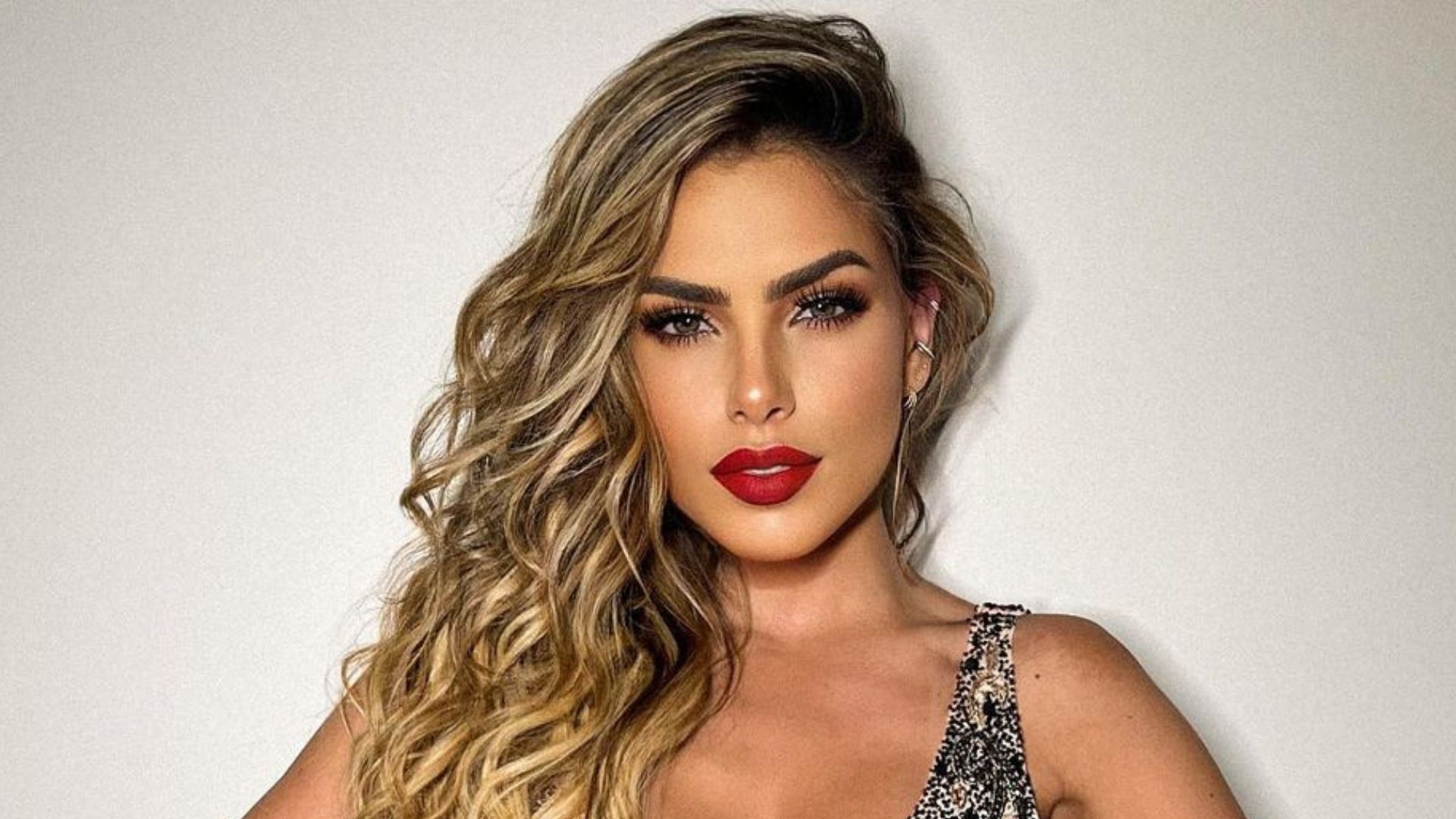 Luxo! Erika Schneider investe em look de R$ 800 mil para final de ‘A Fazenda 13’