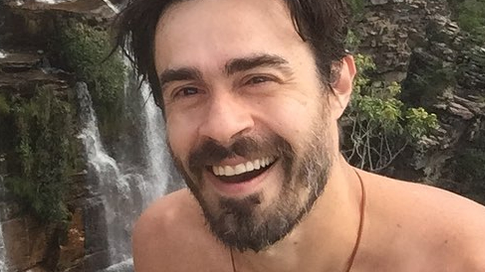 Discreto, Erom Cordeiro posta rara foto com o namorado: “Com o seu amor”