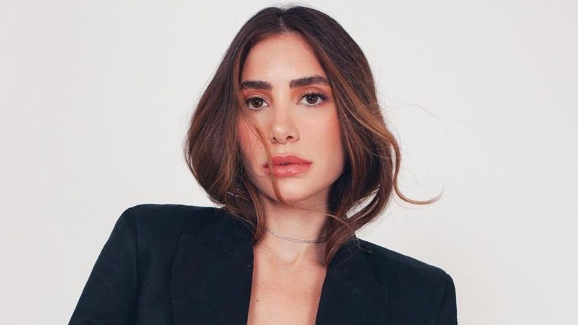 Esposa de Alok dispensa blusa e cobre seios com blazer: “Que mulher”