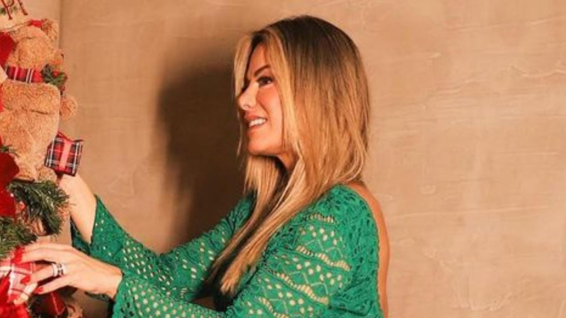 Esposa de Leonardo posa deslumbrante ao lado de sua super árvore de Natal: “Linda”