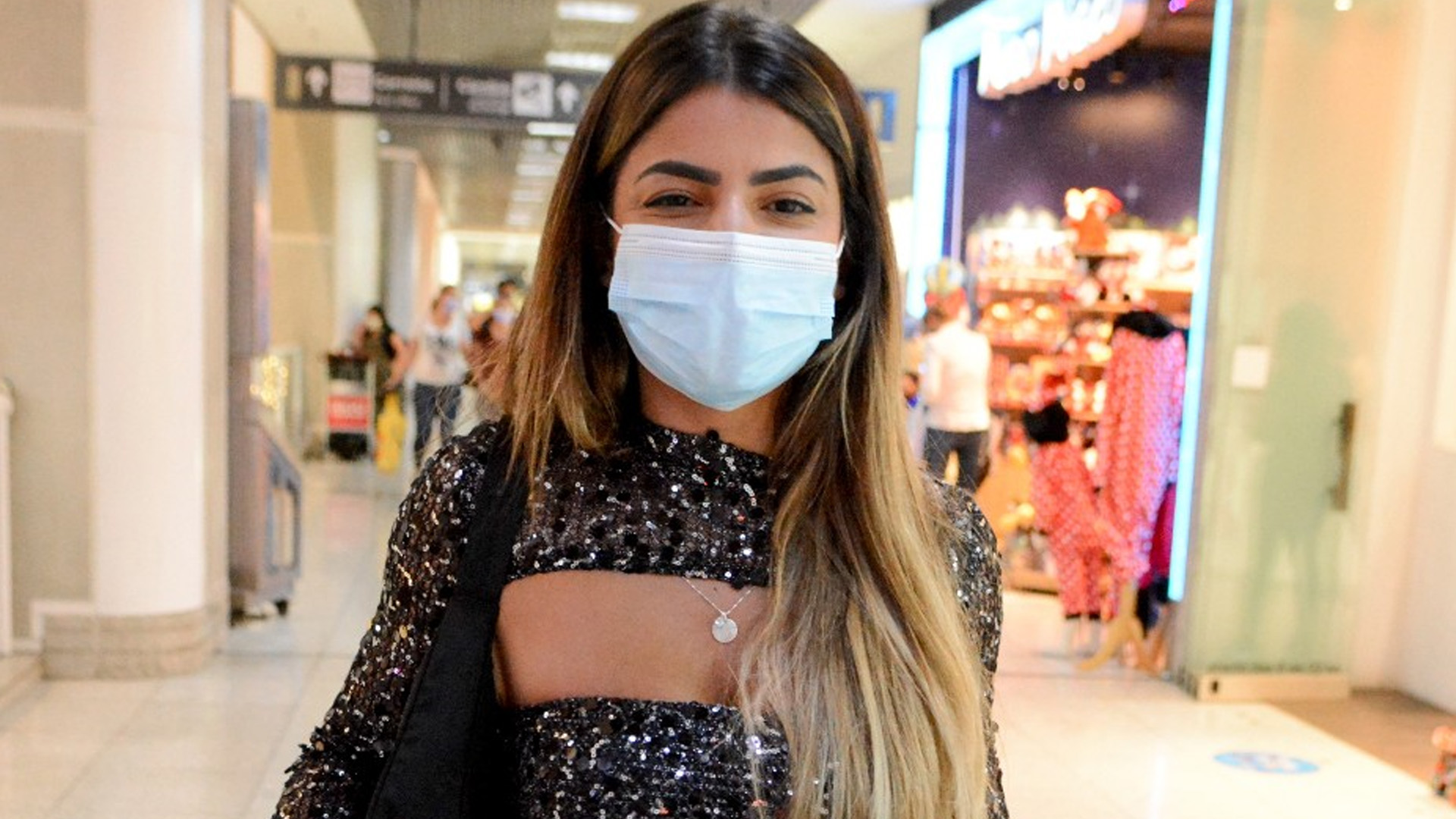 Ex-BBB Hariany Almeida mostra cinturinha de pilão em aeroporto