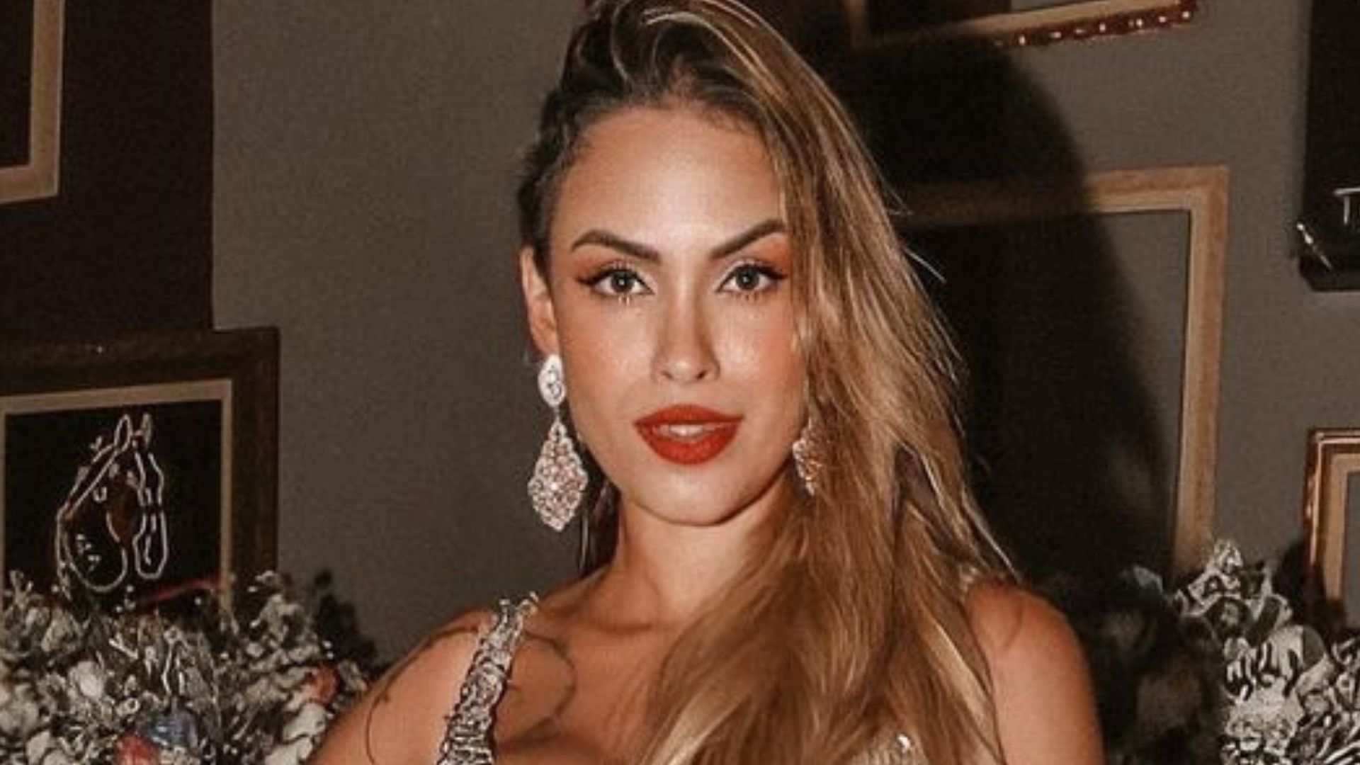 Ex-BBB Sarah Andrade elege vestidinho curto e favorece curvas: “Poderosa”