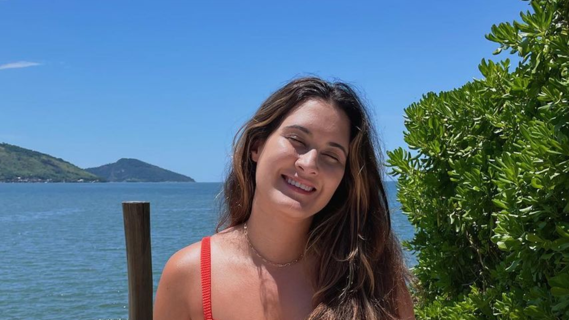 Filha de Fátima Bernardes exibe corpo definido em clique de biquíni: “Que gata”