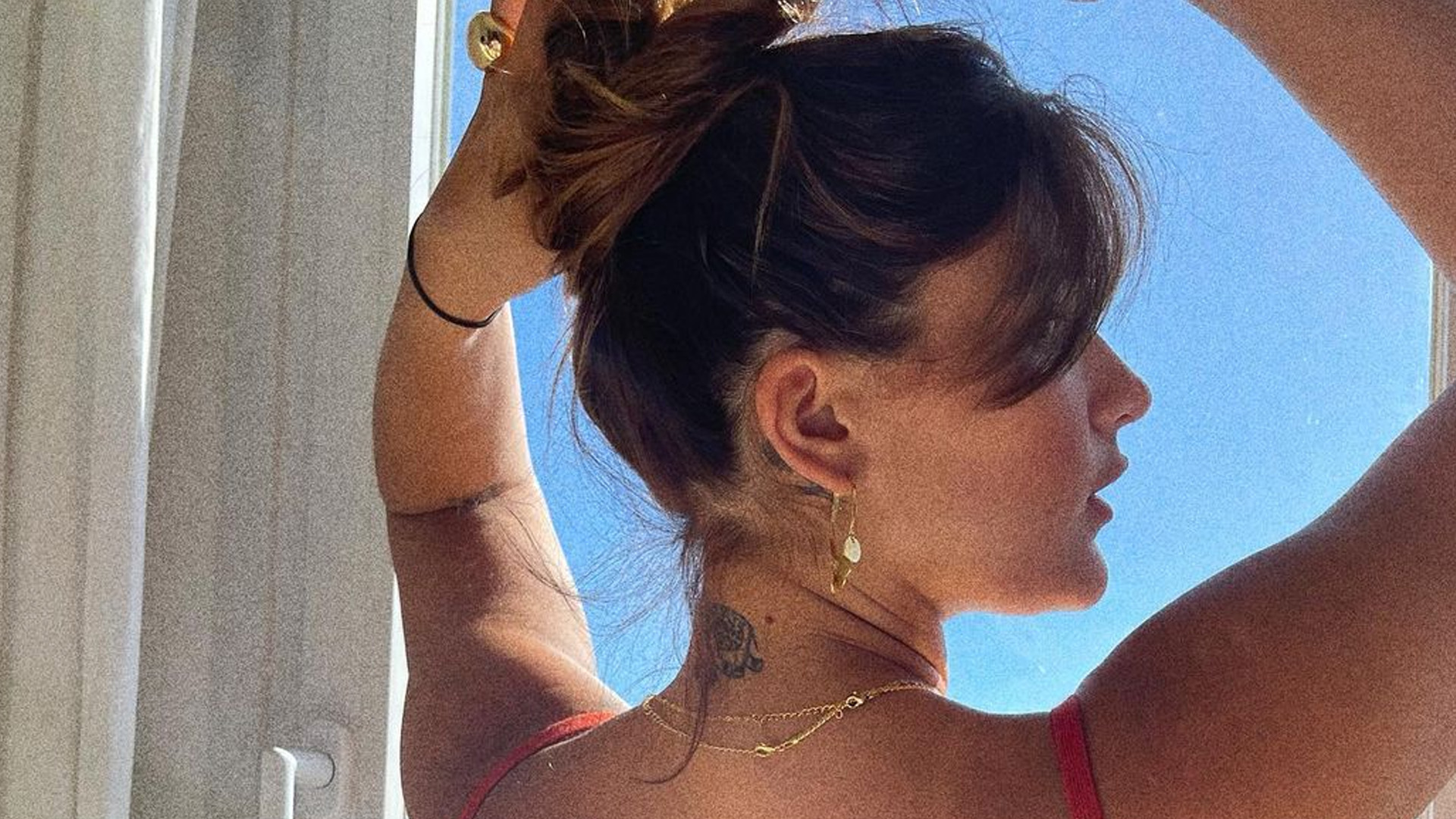 Filha de Flávia Alessandra, Giulia Costa dispensa sutiã com top aberto: “Linda”