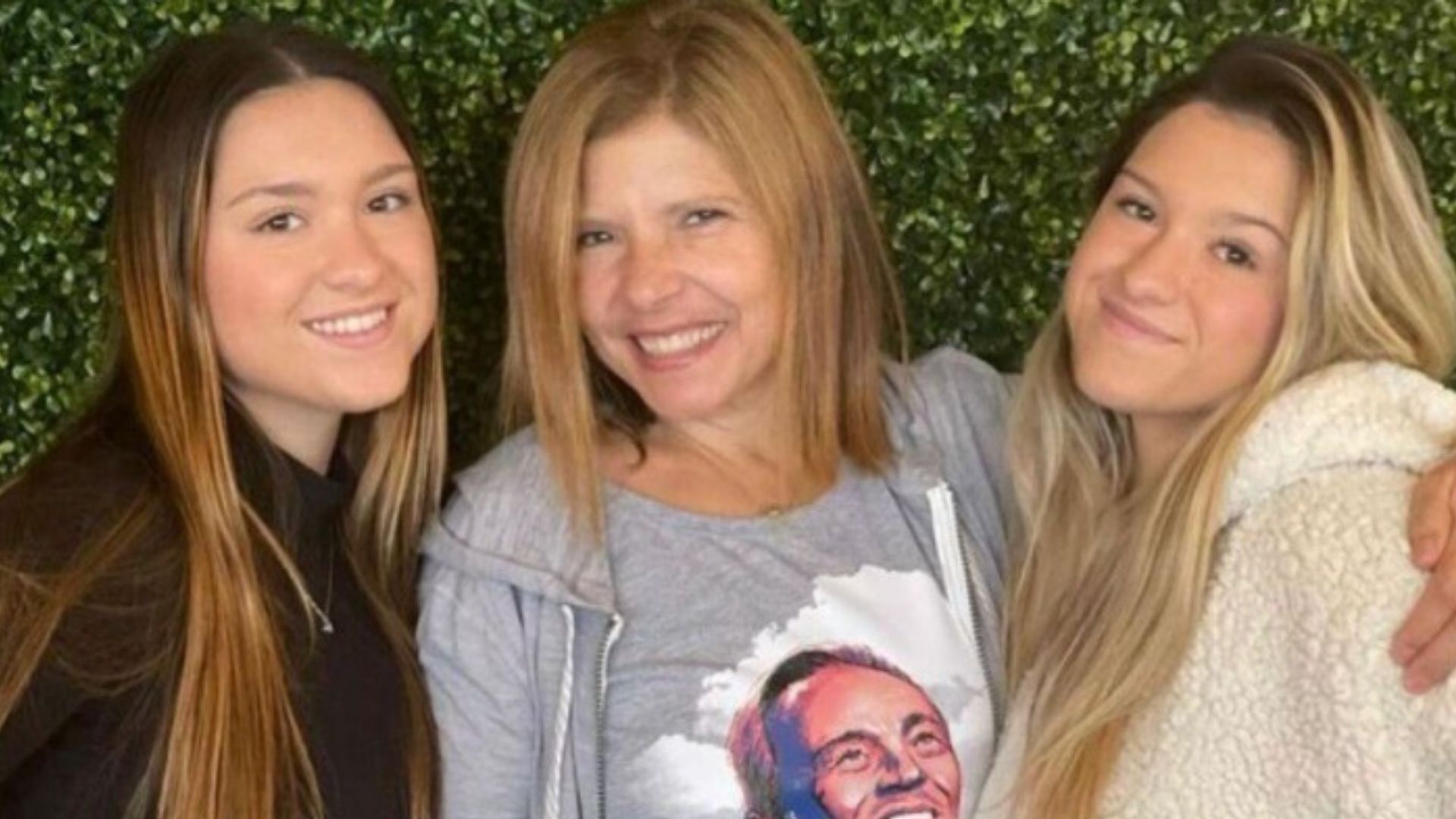 Filhas gêmeas de Gugu Liberato posam em foto de Natal na companhia da mãe: “Lindas”