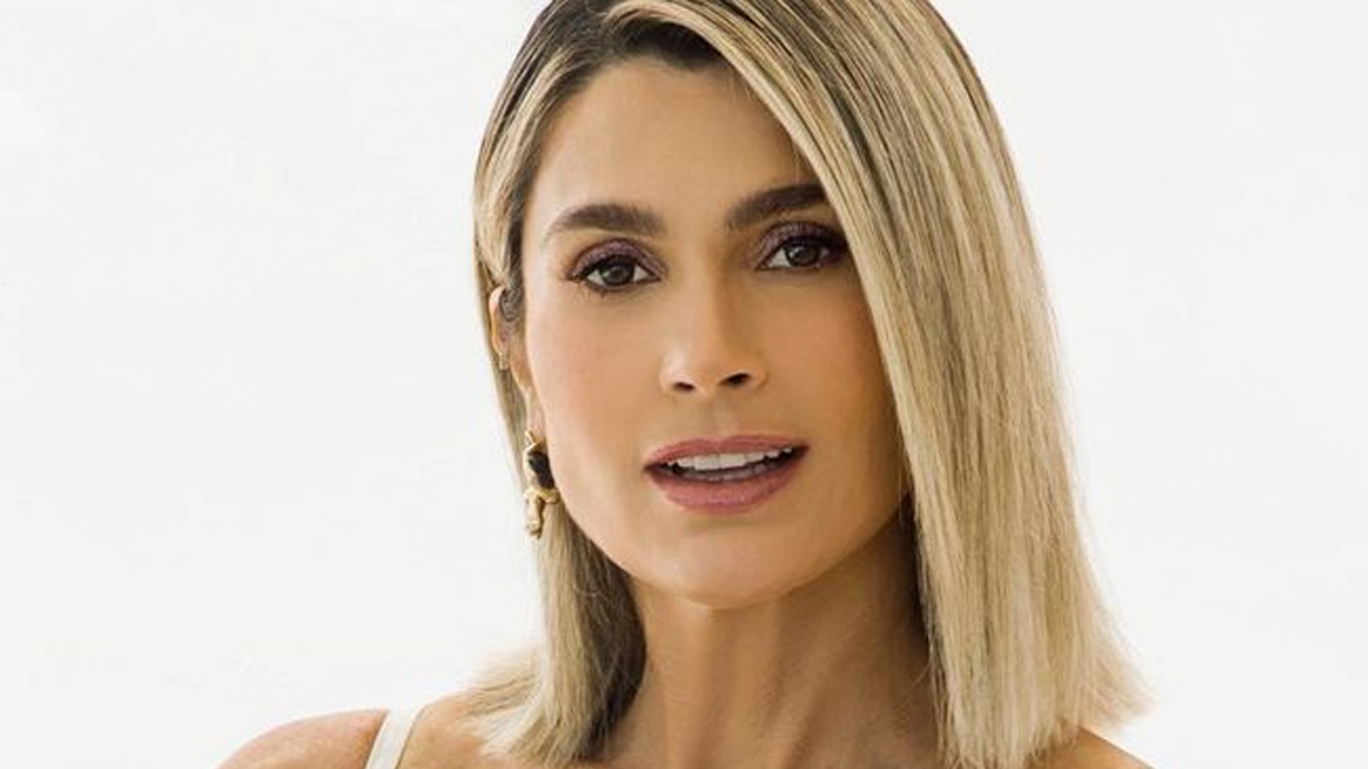 Flávia Alessandra arrasa com vestido frente única fendado no ‘Encontro’: “Impecável”