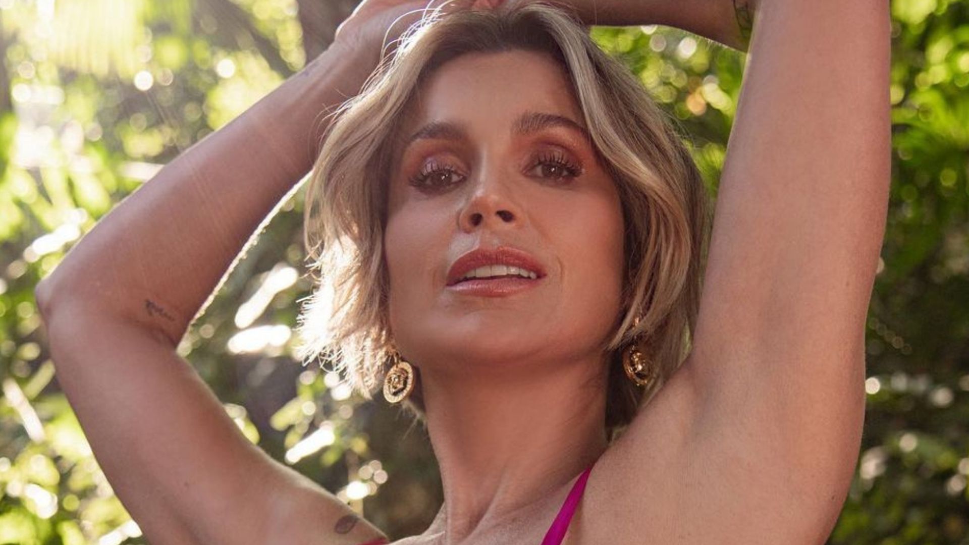 Flávia Alessandra posa com look brilhante e exibe barriga super sarada: “Gata”