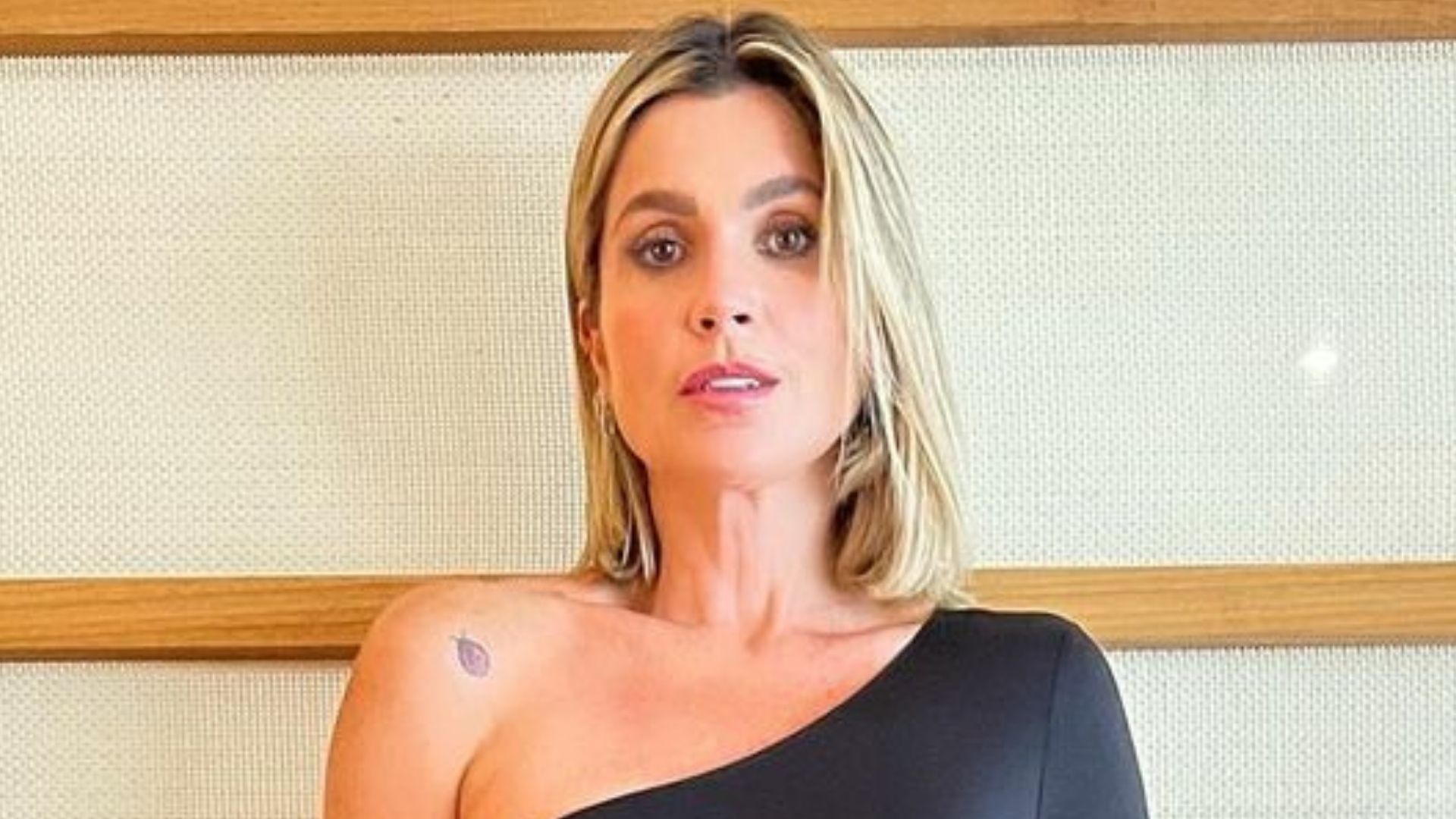 Poderosa, Flávia Alessandra posa com saia curta e exibe pernões torneados: “Musa”
