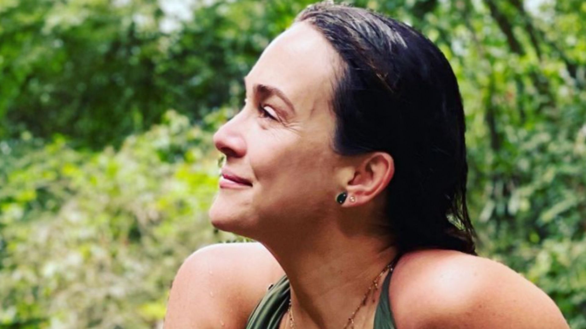 Aos 47 anos, Gabriela Duarte posa com maiô cavado: “Impressionante”