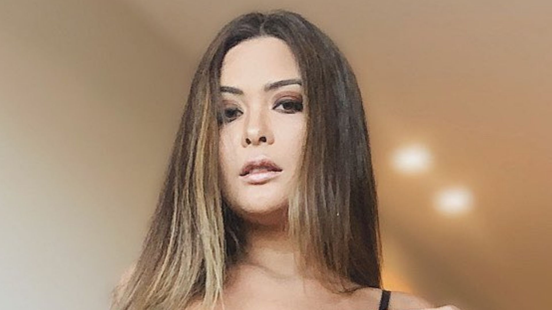 Geisy Arruda posa com calcinha minúscula e marquinha de sol chama atenção