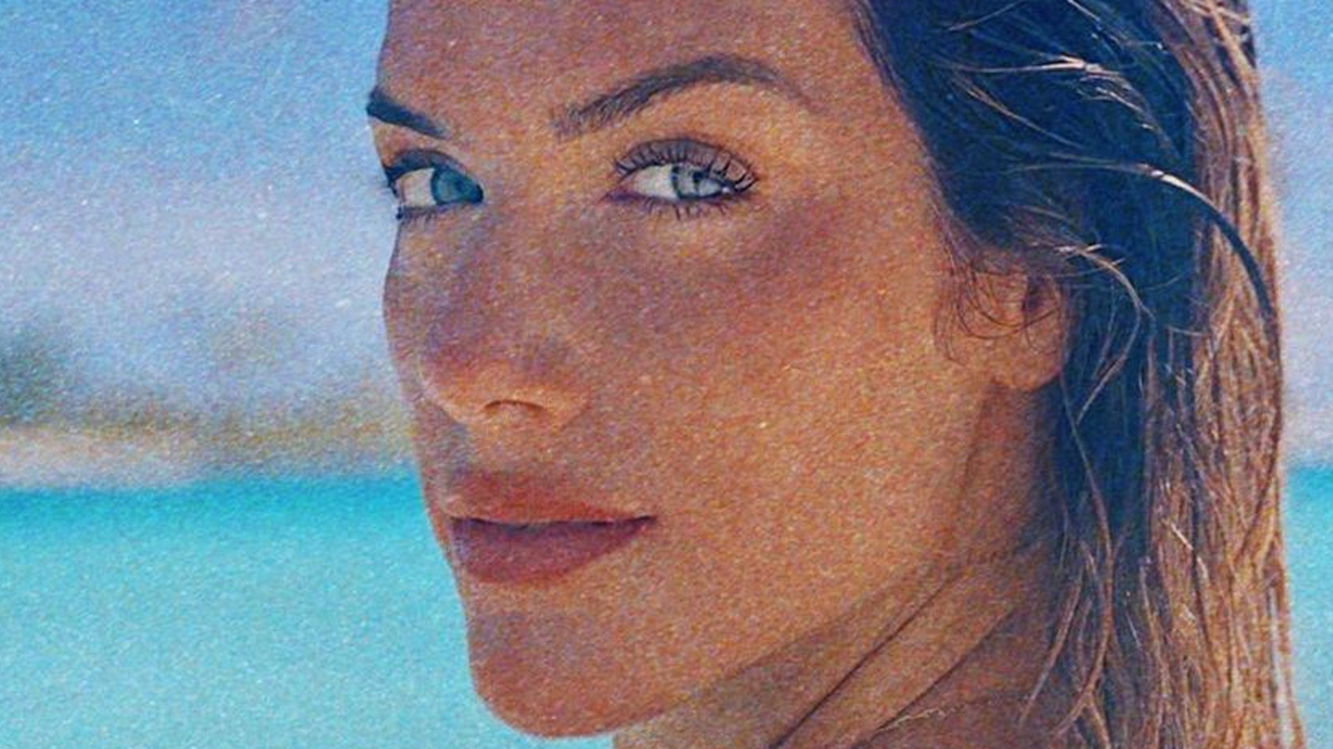 Giovanna Ewbank posa com biquíni branco molhado e foca no bumbum: “Linda”