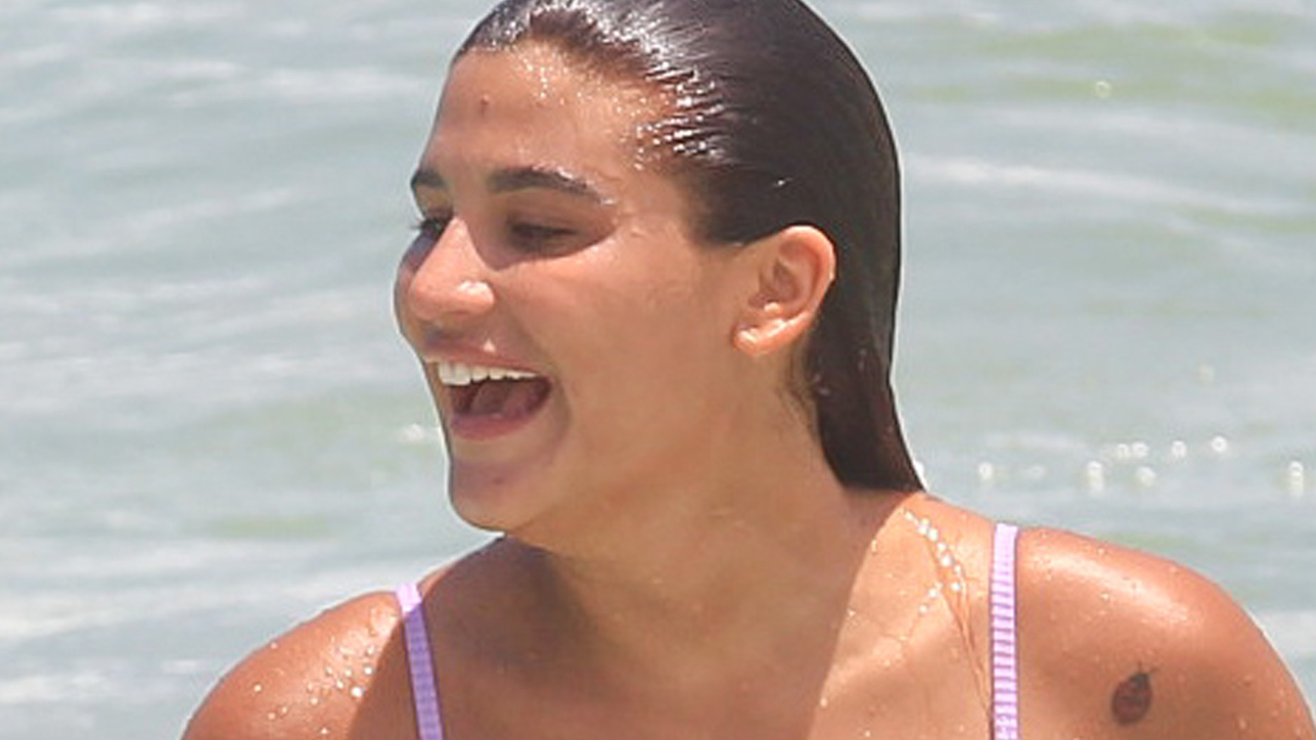 Filha de Flávia Alessandra, Giulia Costa chama atenção com corpão na praia