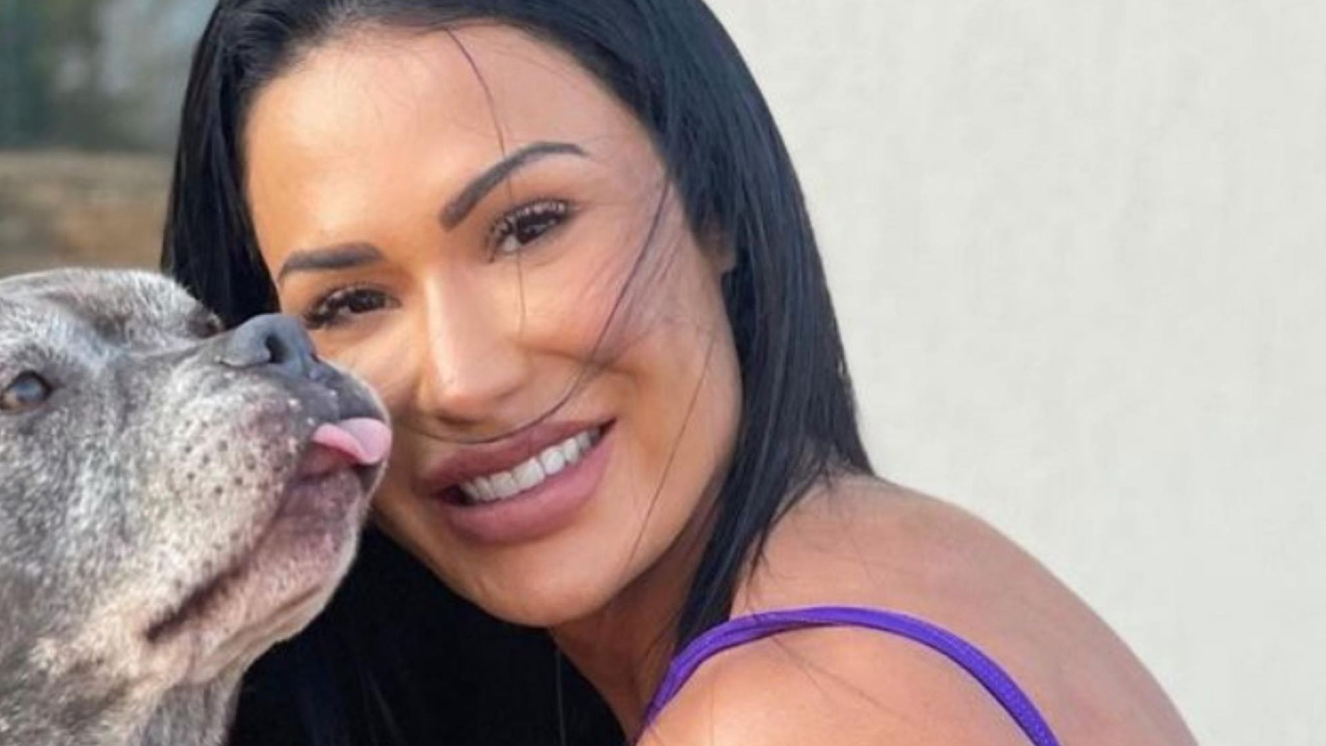 Gracyanne Barbosa ostenta coxas fartas em clique de biquíni: “Muito sexy”