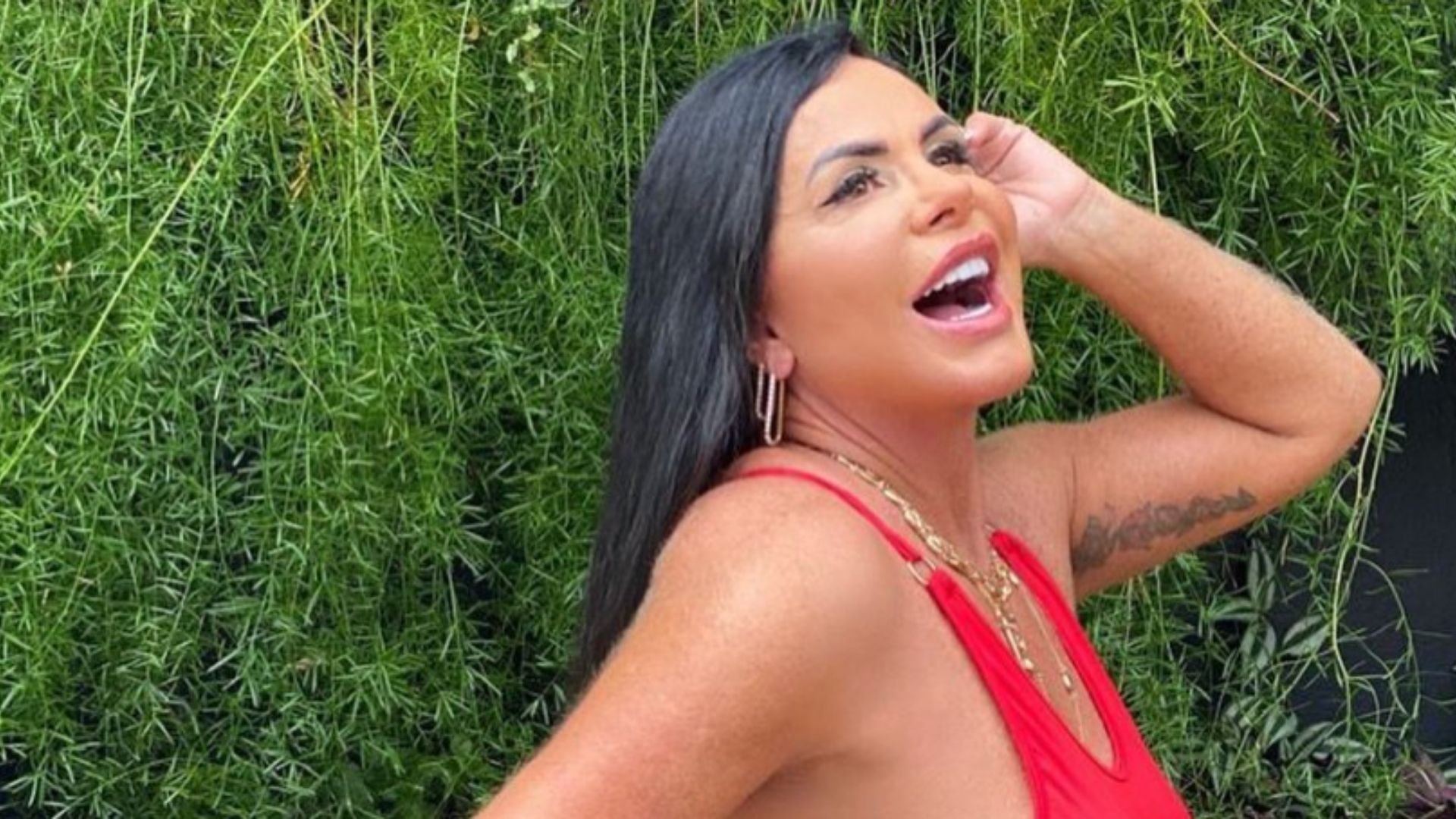 Aos 62 anos, Gretchen dispensa sutiã e posa com vestido fatal: “Deslumbrante”
