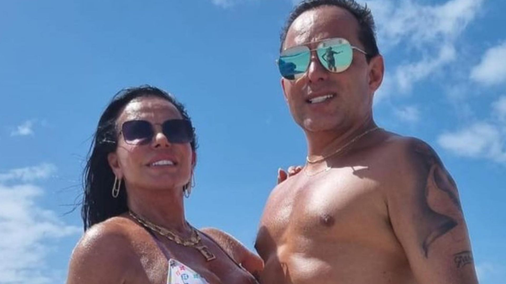 Na praia, Gretchen dá beijão no marido e corpos espetaculares chocam: “Perfeitos”