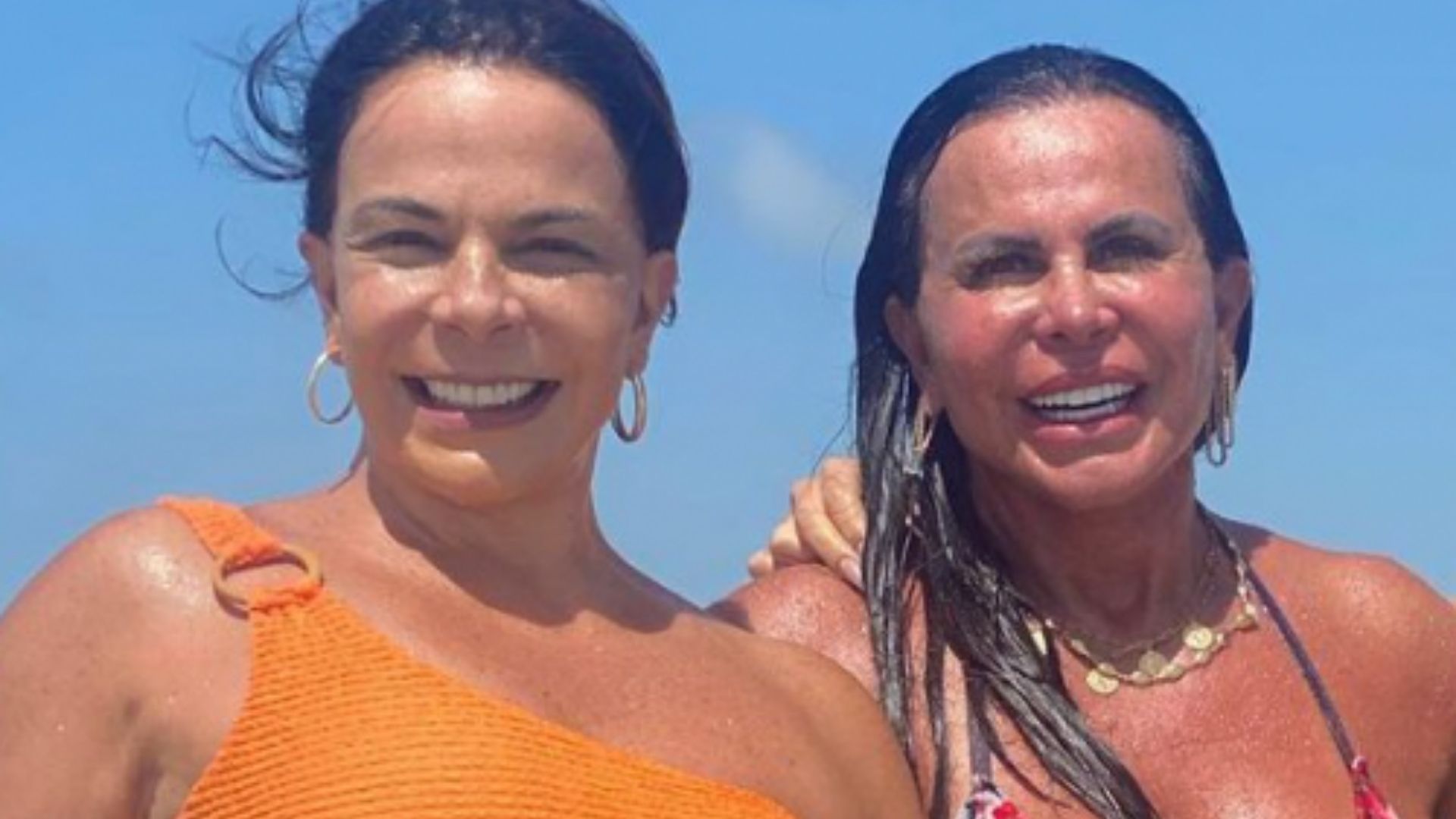 Gretchen e Sula Miranda surgem coladinhas em clique de biquíni: “Gatas”