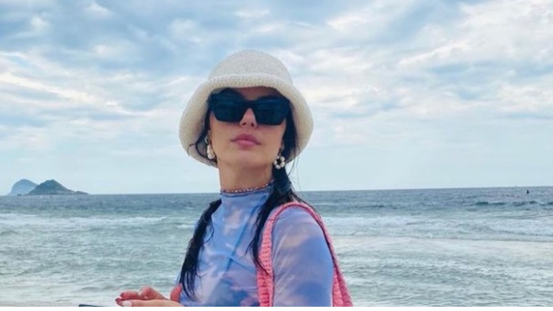 Isis Valverde vai à praia com bolsa caríssima avaliada em R$ 9 mil: “Fina”