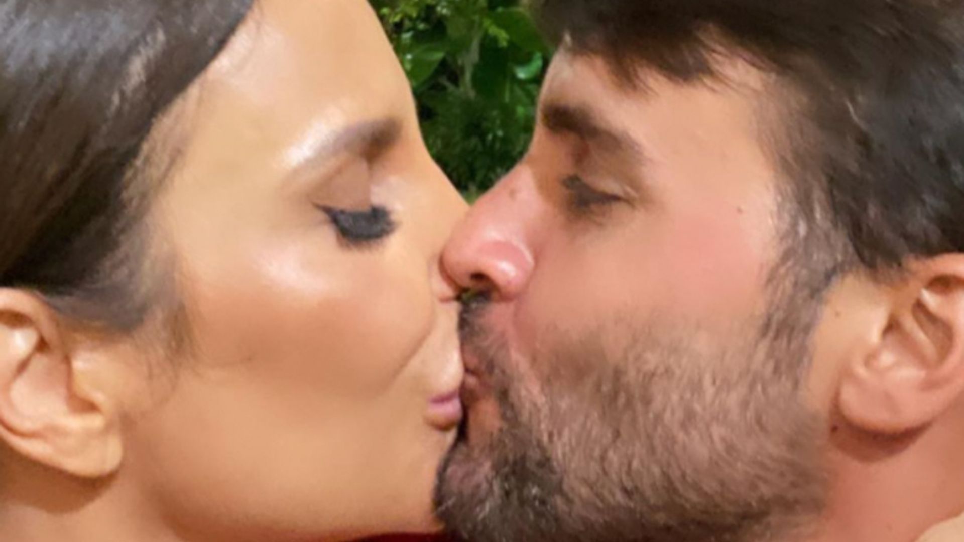 Após boatos, Ivete Sangalo e Daniel Cady trocam beijo de cinema na noite de Natal