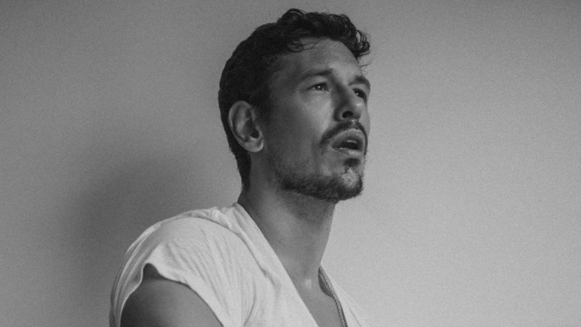 Ousado, João Vicente se clica apalpando volume da cueca: “Postei a foto errada”
